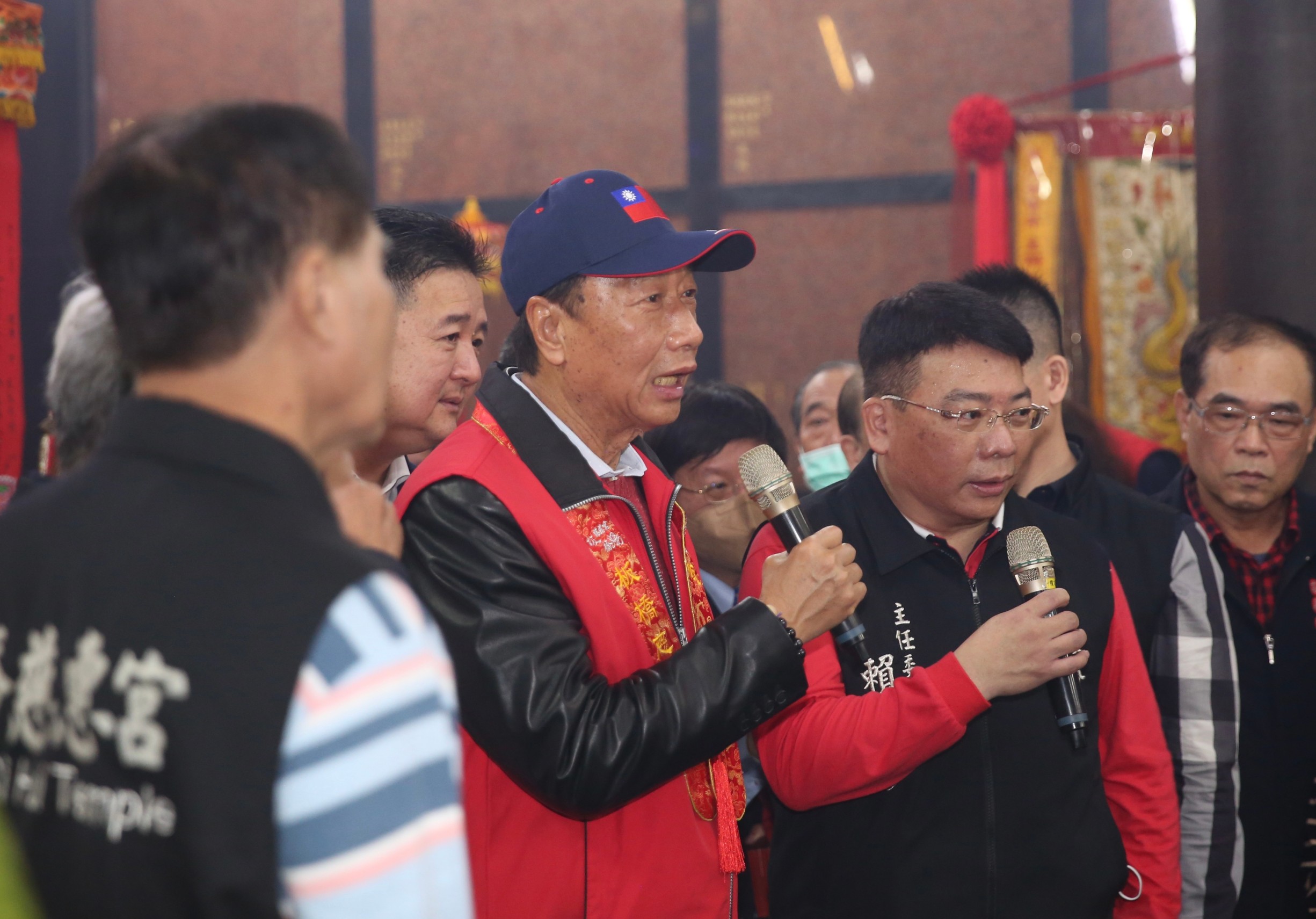 郭台銘抵達接雲寺時,更是有民眾現場高呼「總統好」、「選總統」。
