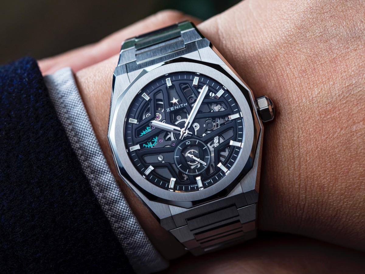 ZENITH Defy Skyline Skeleton 此錶擁有每10秒轉一圈的快速小秒針結構,與去年的小三針款採用相同的El Primero 3620機芯,但為了讓鏤空面盤的視覺更加協調,將小秒針從9點移至6點,為此必須增加輪系並解決動力傳導的難題,相當費工。不過Defy Skyline外型充滿運動感,又有小秒針飛快旋轉運作的景色,是高階運動錶中最具賞玩價值的選擇。 功能:時、分指示;1/10秒小秒針 機芯:自動上鏈機芯 定價:約NT$366,700。