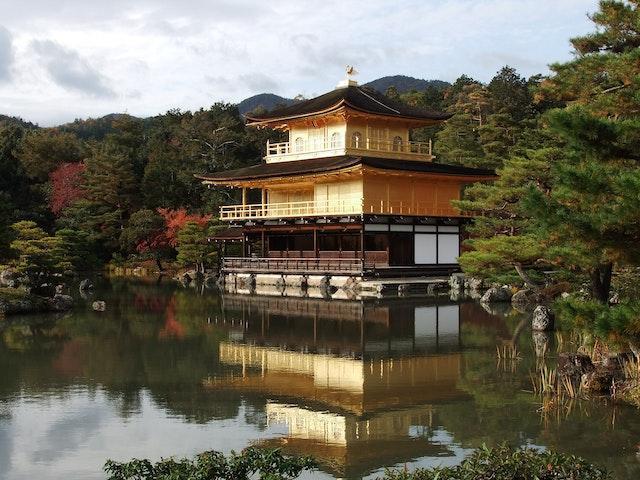 日本京都知名景點金閣寺決定於今年4月1日調漲門票100日圓(約新台幣23元)。(示意圖,Pexels)