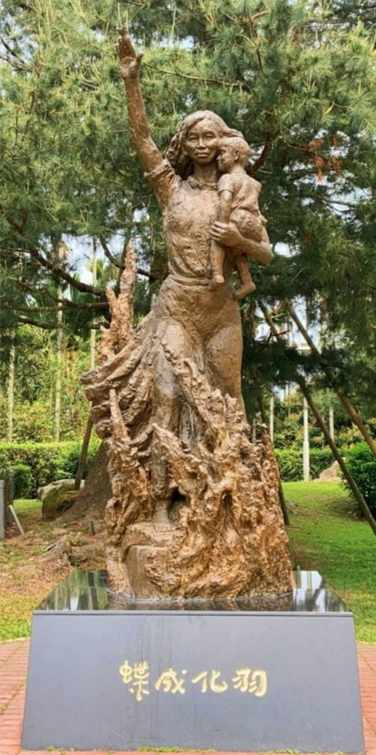 網友貼出健康幼稚園老師林靖娟的銅像，來哀悼楊姓駕駛。（翻攝爆料公社二館）