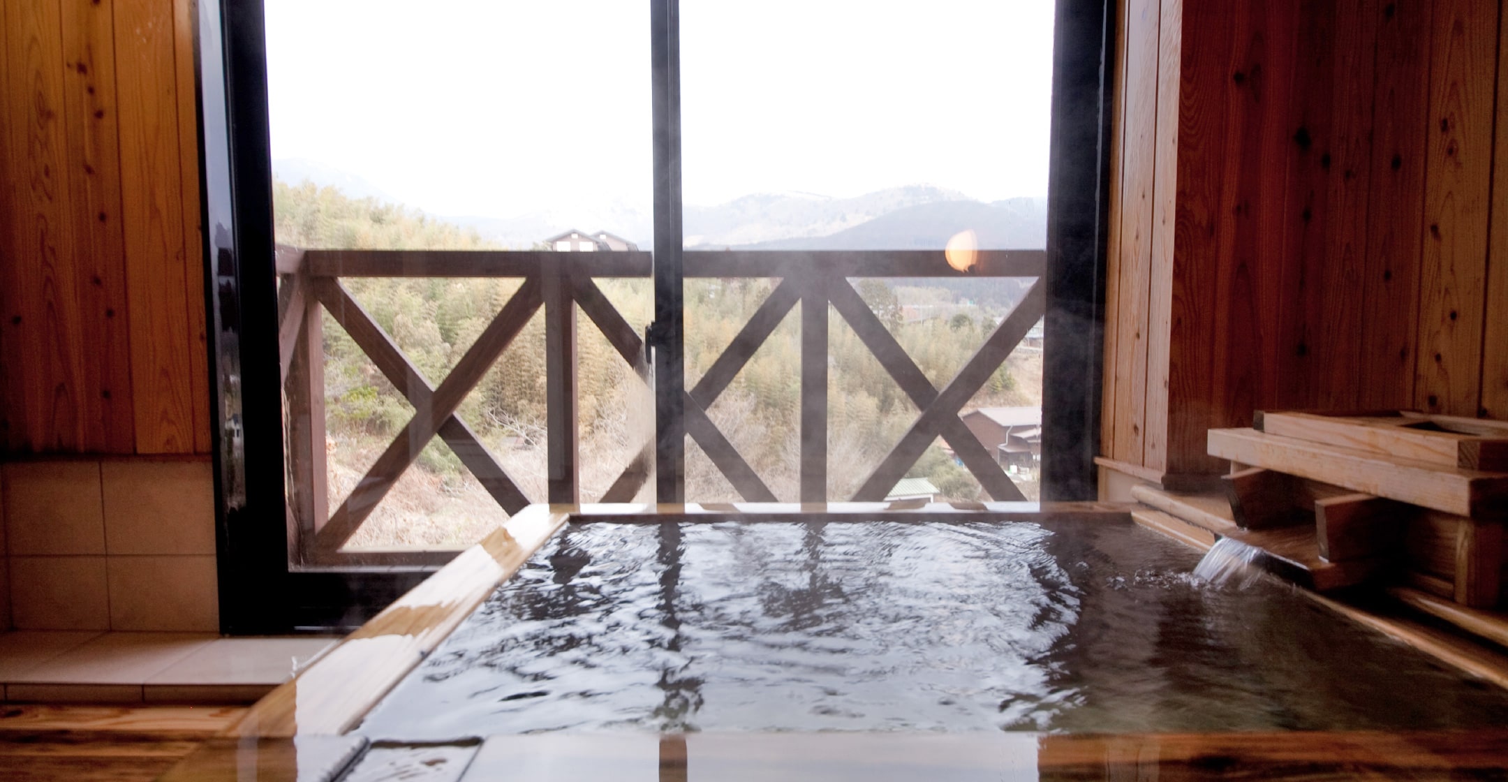 日本溫泉飯店業者控訴，去年底一名台灣遊客李姓男子透過訂房網站向他們預定一行4人食宿，未料今年1月20日卻未依約入住。（圖：取自ゆふいん椿官網）