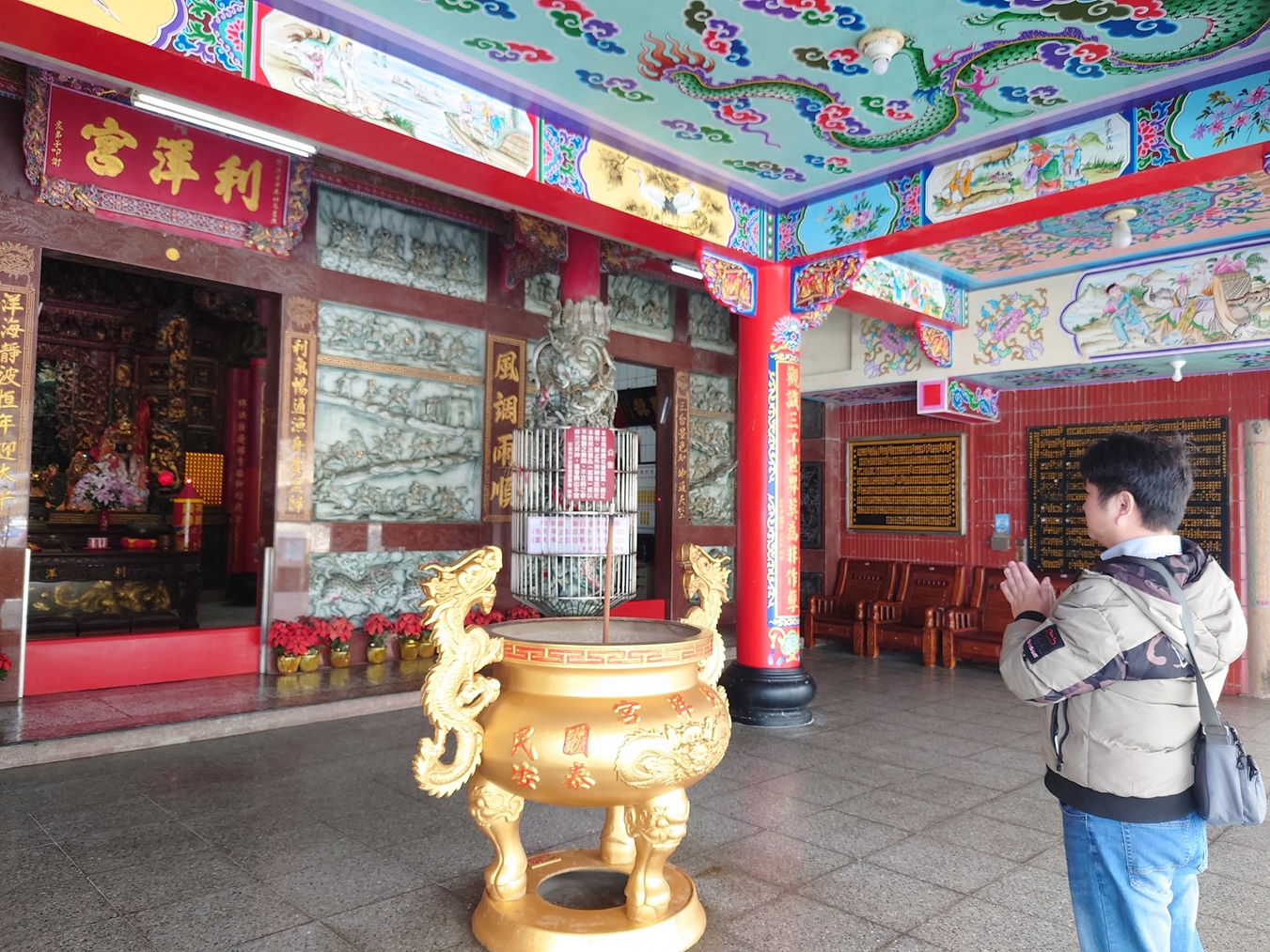 兔年走春來卯澳漁港邊利洋宮參拜全台唯一提籃觀音，祈求今年鴻兔大展。（新北漁業處提供）