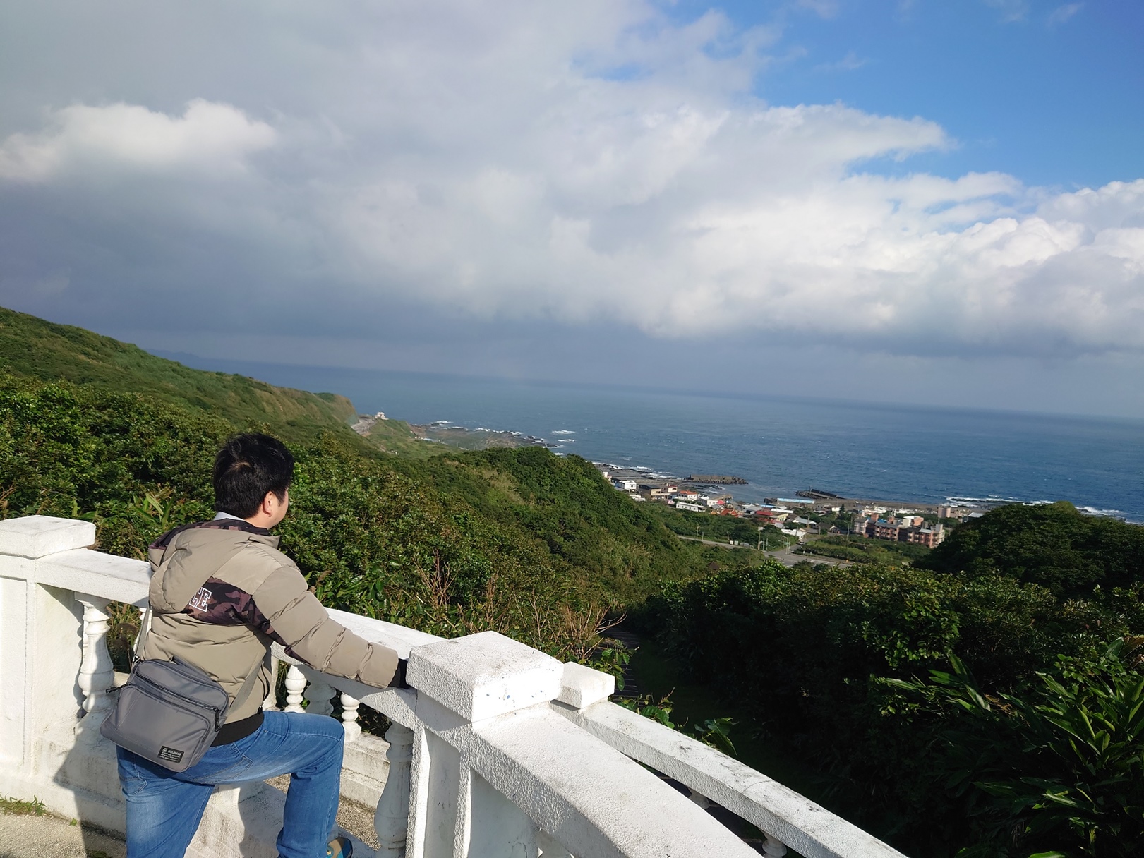 三貂角燈塔眺望馬崗漁港,景色美不勝收。(新北漁業處提供)