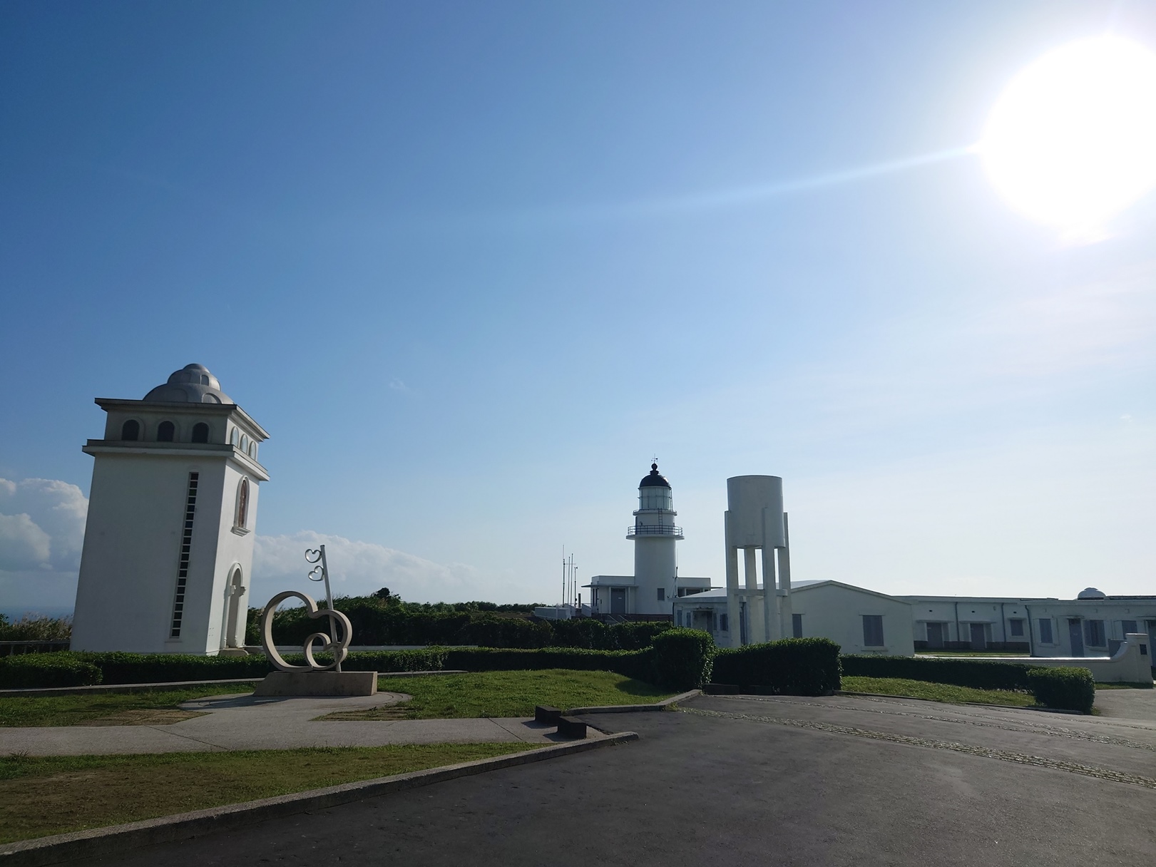 白色的三貂角燈塔建築群,無論是拍照打卡都很有view。(新北漁業處提供)