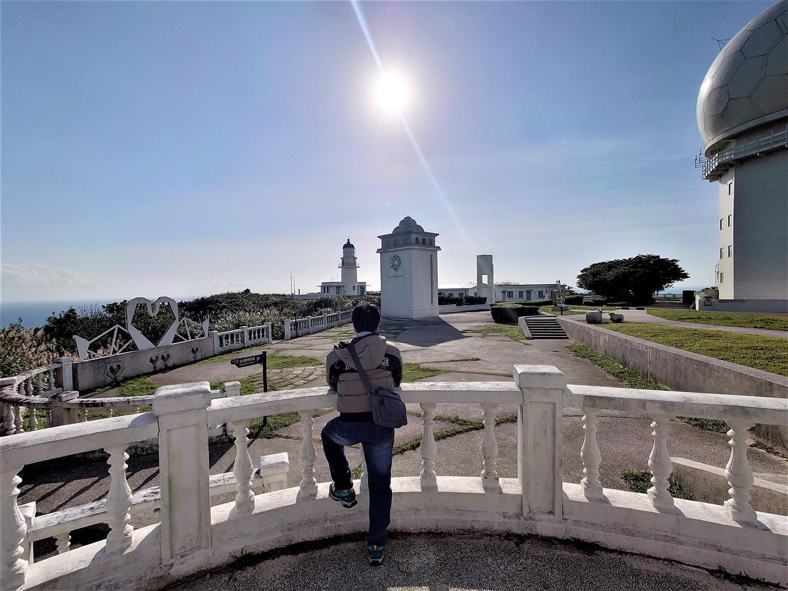 白色的三貂角燈塔建築群，無論是拍照打卡都很有view。（新北漁業處提供）