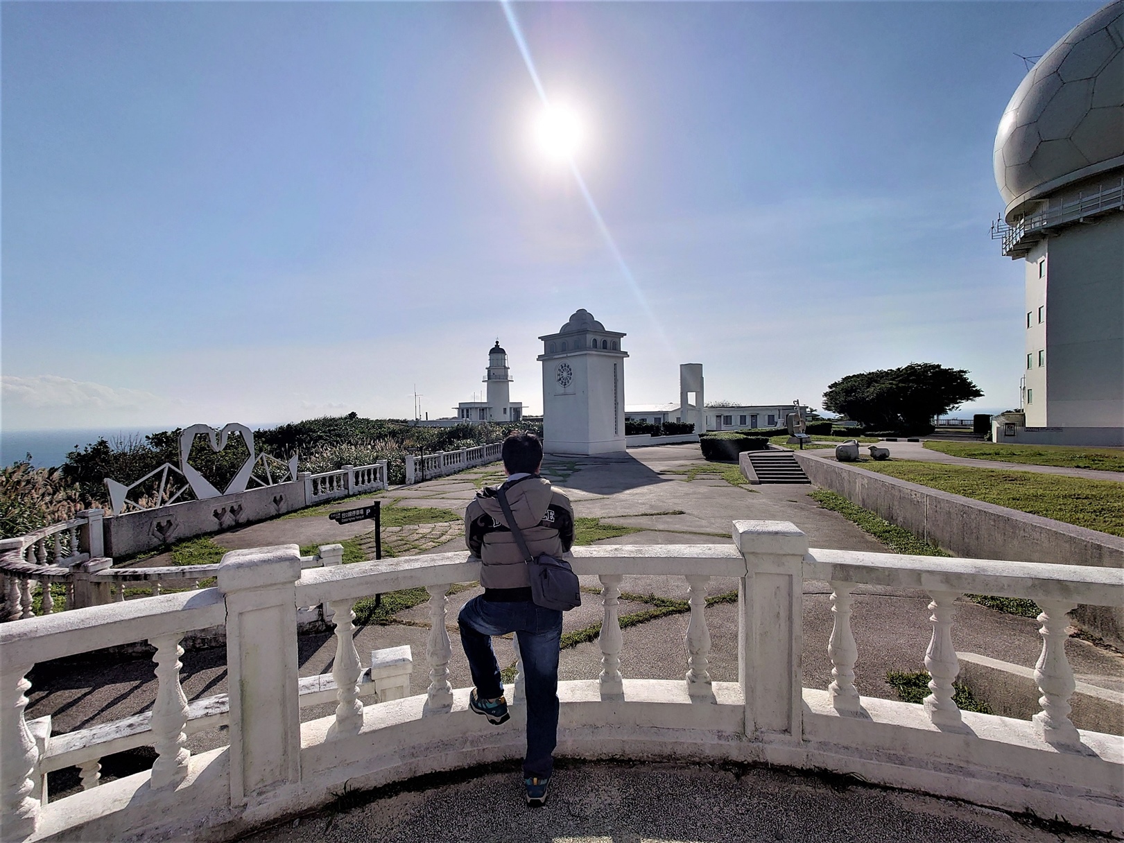 白色的三貂角燈塔建築群,無論是拍照打卡都很有view。(新北漁業處提供)