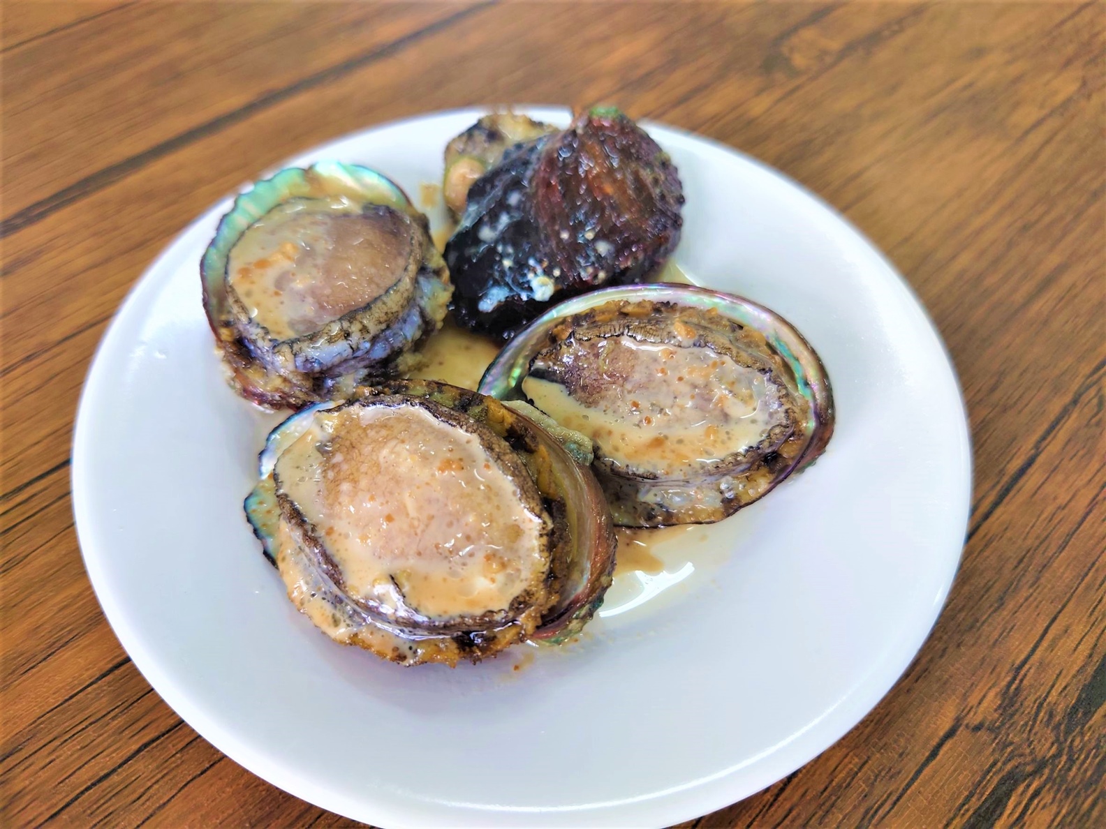 美味正當季的麻醬乾煎貢寮鮑。(新北漁業處提供)