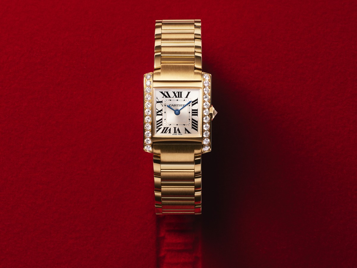 卡地亞今年為Tank Française「法國坦克」進行的改款，基本上完全繼承1996年的原始設計，僅在細節上進行微小的調整，使外型顯得更加現代。圖為黃K金材質中型鑲鑽款，定價約NT$ 975.000。