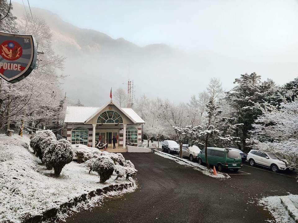 台20線南橫公路今天清晨下起雪，向陽派出所鋪上一層銀白色，像是童話般的白雪小屋。（翻攝自記者爆料網）