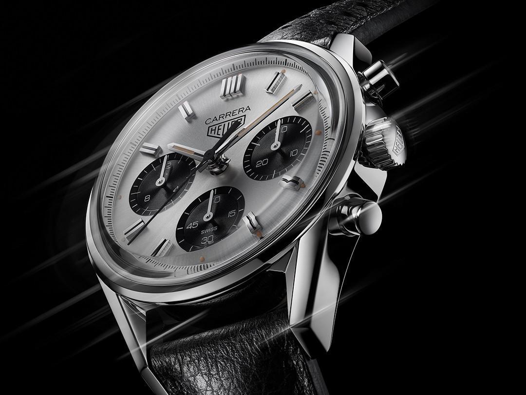 TAG HEUER 泰格豪雅今年將慶祝其超經典的Carrera系列60週年慶，首波限量作品就是這款，以60年代末期型號2447SN為原型進行復刻的「銀面黑圈」熊貓面款式。定價約NT$ 242,300（限量600只）。