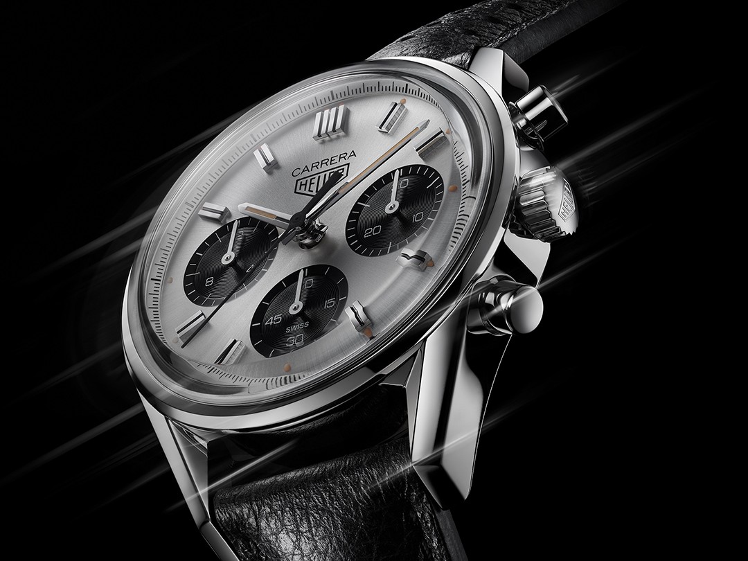 TAG HEUER 泰格豪雅今年將慶祝其超經典的Carrera系列60週年慶，首波限量作品就是這款，以60年代末期型號2447SN為原型進行復刻的「銀面黑圈」熊貓面款式。定價約NT$ 242,300（限量600只）。