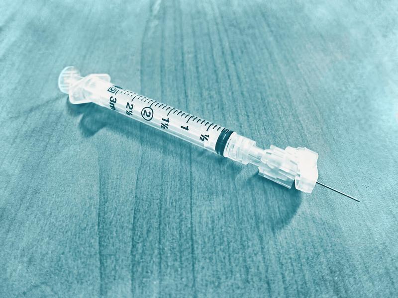 一名護理師的老公，確診完隔天猝死在房內，她衝進房邊哭邊CPR，仍然無法挽救老公已成冰冷遺體的事實。（示意圖，東方IC）