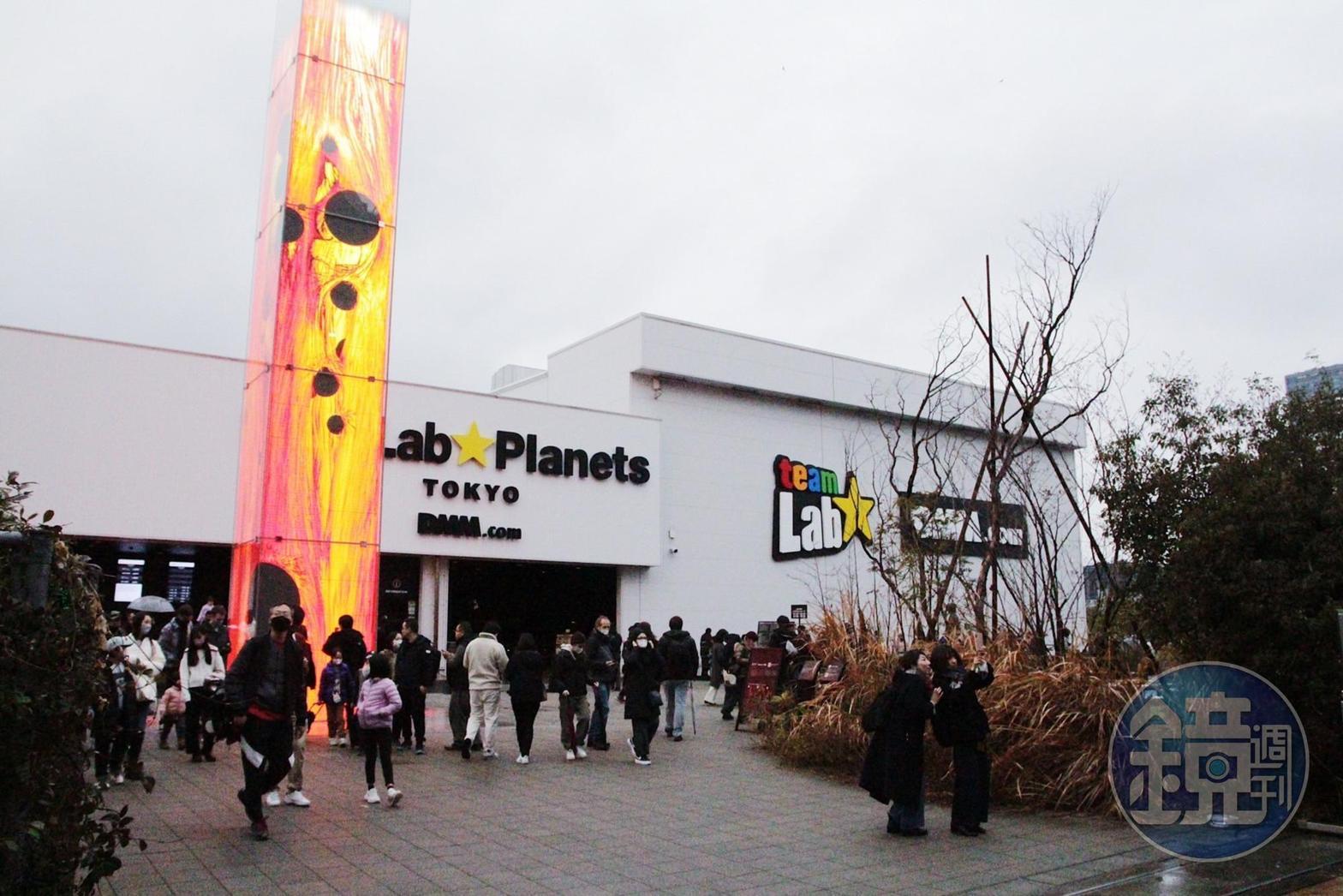 自開館起，無論平、假日都人潮爆滿的「teamLab Planets TOKYO」外觀。