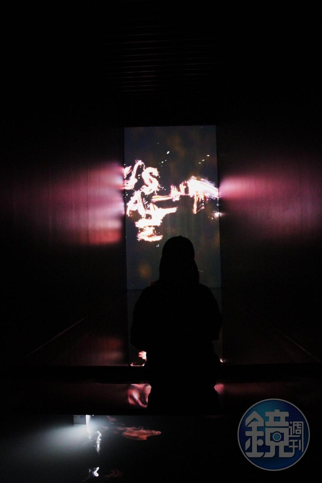《Matter is Void - Fire》是一個NFT作品，文字如同煙霧般在螢幕上舞動、旋轉、飄入、移出，還可坐在水中的長椅上觀賞整個過程。