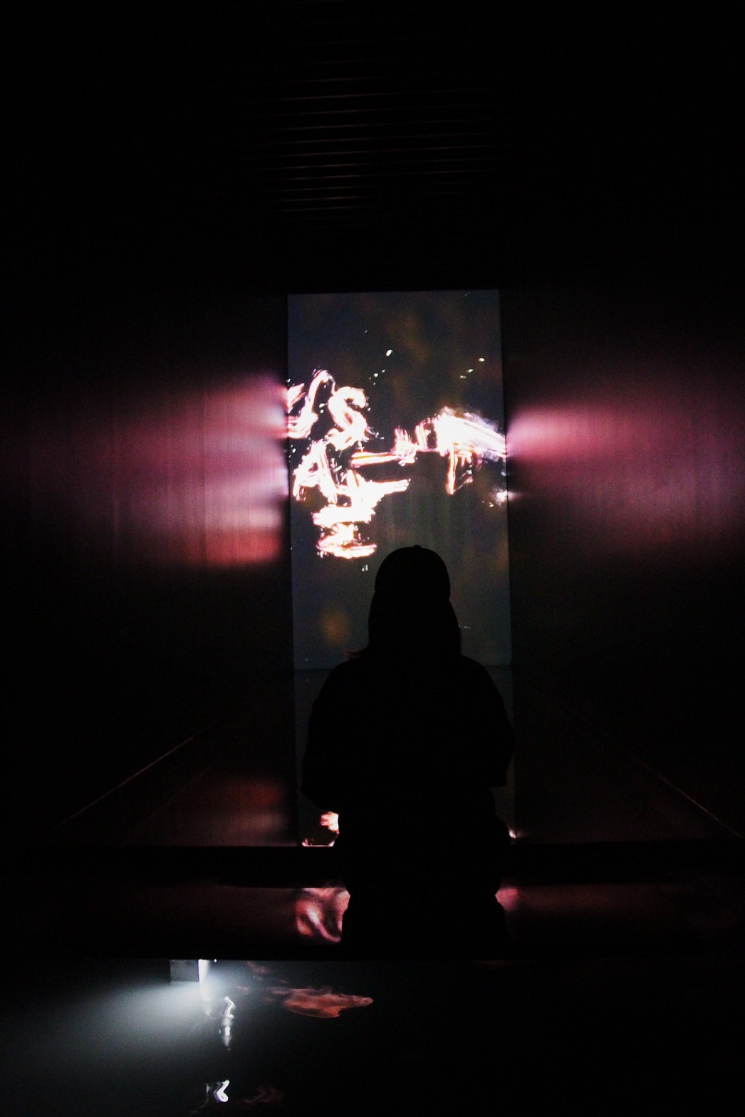 《Matter is Void - Fire》是一個NFT作品，文字如同煙霧般在螢幕上舞動、旋轉、飄入、移出，還可坐在水中的長椅上觀賞整個過程。