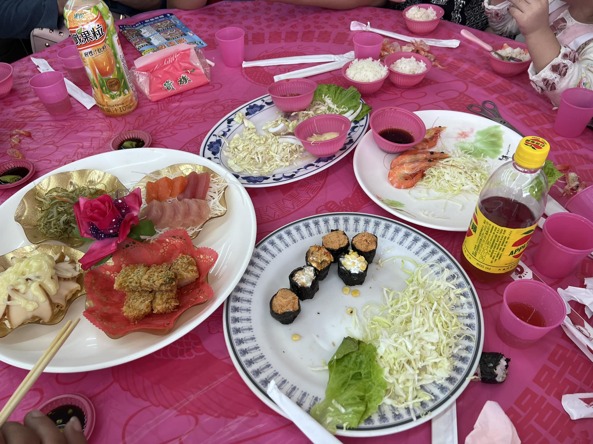 高雄旗津某海產店在過年期間狂上冷盤，讓顧客氣道傻眼「不吃了」。（翻攝自爆怨公社）