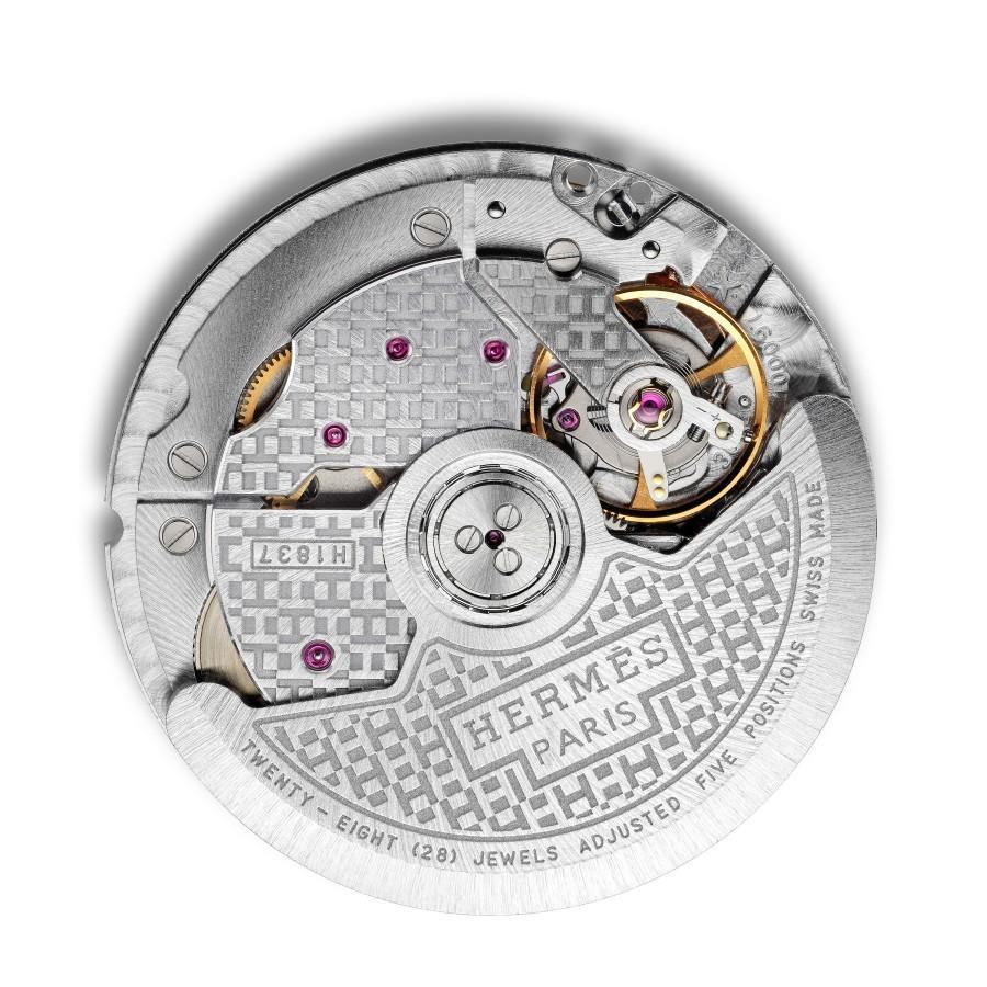 愛馬仕 H1837機芯，與頂級機芯廠 Vaucher Manufacture Fleurier合作製造，愛馬仕投資Vaucher達25%股份，是愛馬仕的自製機芯。