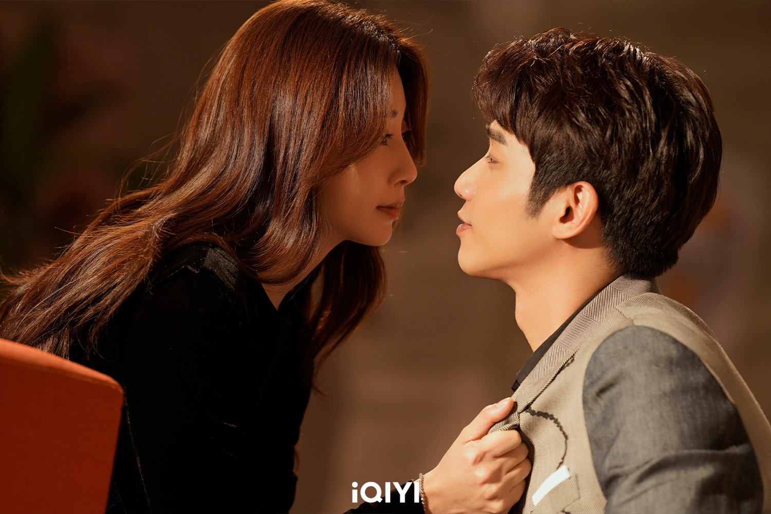 殷桃與劉以豪在新劇《耀眼的你啊》上演甜蜜姐弟戀。(愛奇藝國際站提供)