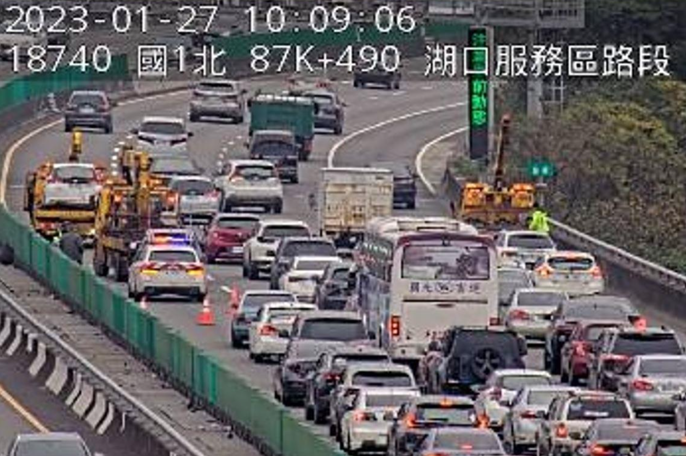 國1南向87.8公里處發生3輛小客車追撞事故,占用內線車道及外路肩。(高公局提供)