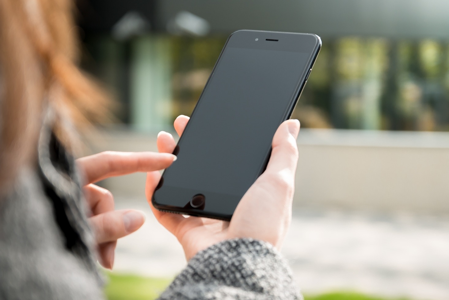 妹子出於好奇偷看爸媽手機，發現2人各自有「後宮群」和「乾爹群」。（示意圖，Pixabay）