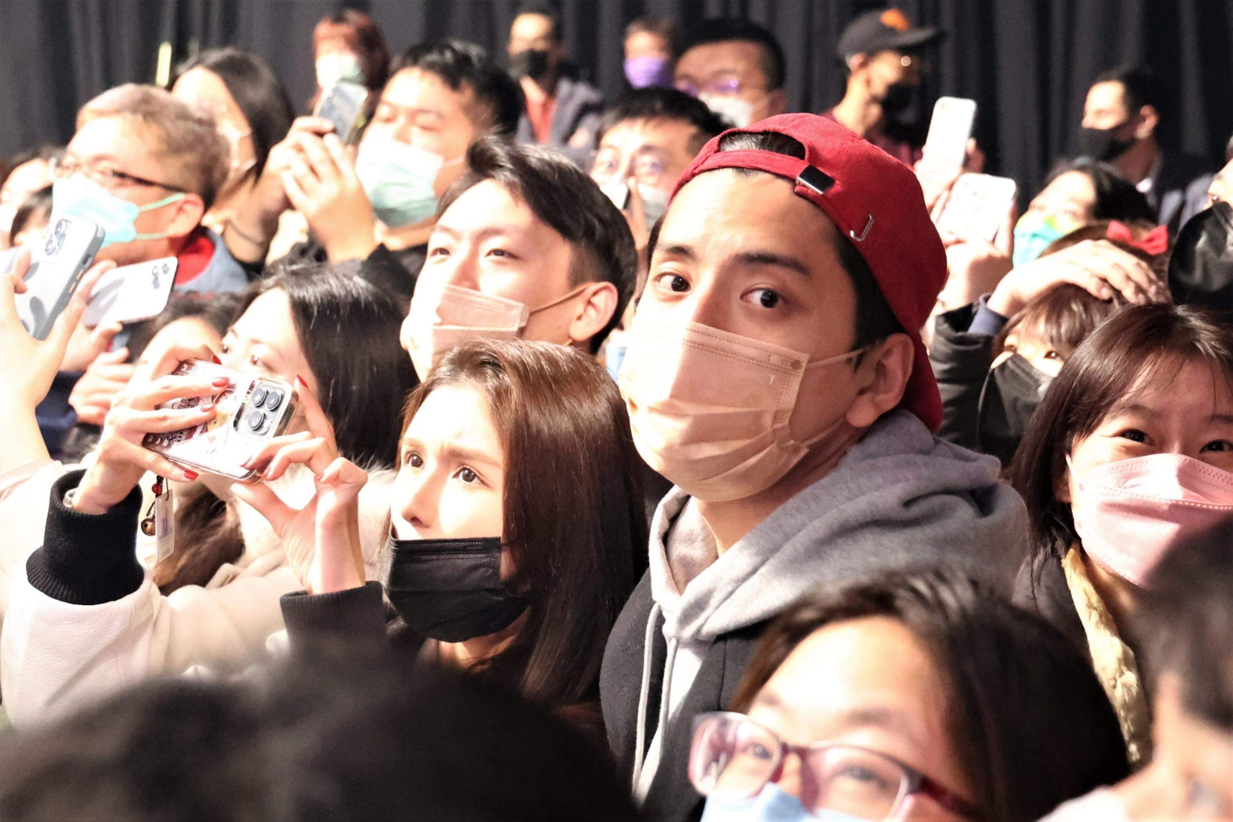 王大陸與女友蔡卓宜出現在台北小巨蛋觀賞《極限震撼》。（讀者提供）