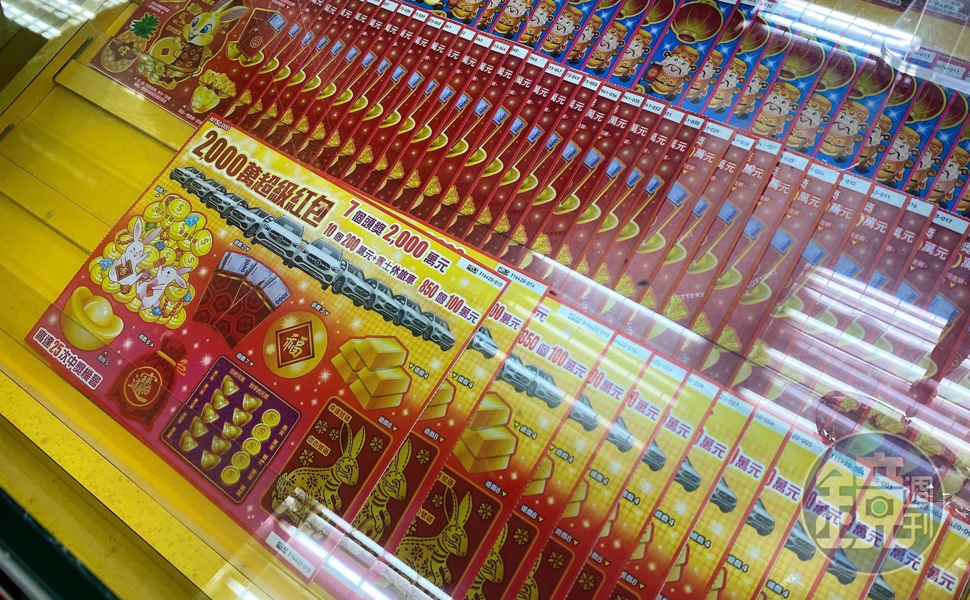 一名失戀的男子用分手日期當幸運號來買刮刮樂,竟意外刮中百萬大獎。(示意圖)