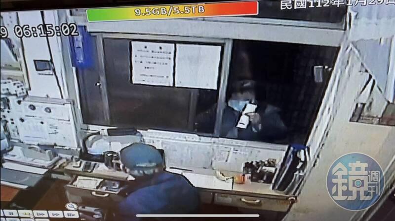 涉嫌殺害室友的張女，案發前、清晨6點拿了一瓶染髮劑給管理員，表示自己用不到了，誰也想不到這是殺人與自殺的前兆。（讀者提供）