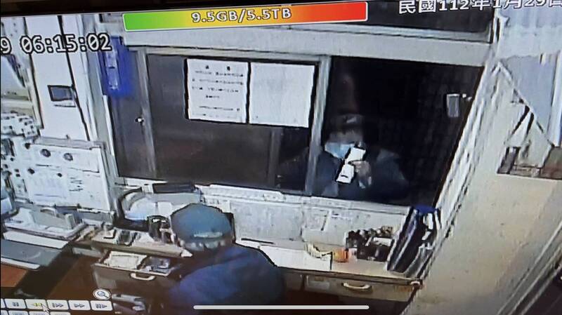 涉嫌殺害室友的張女，案發前、清晨6點拿了一瓶染髮劑給管理員，表示自己用不到了，誰也想不到這是殺人與自殺的前兆。（讀者提供）