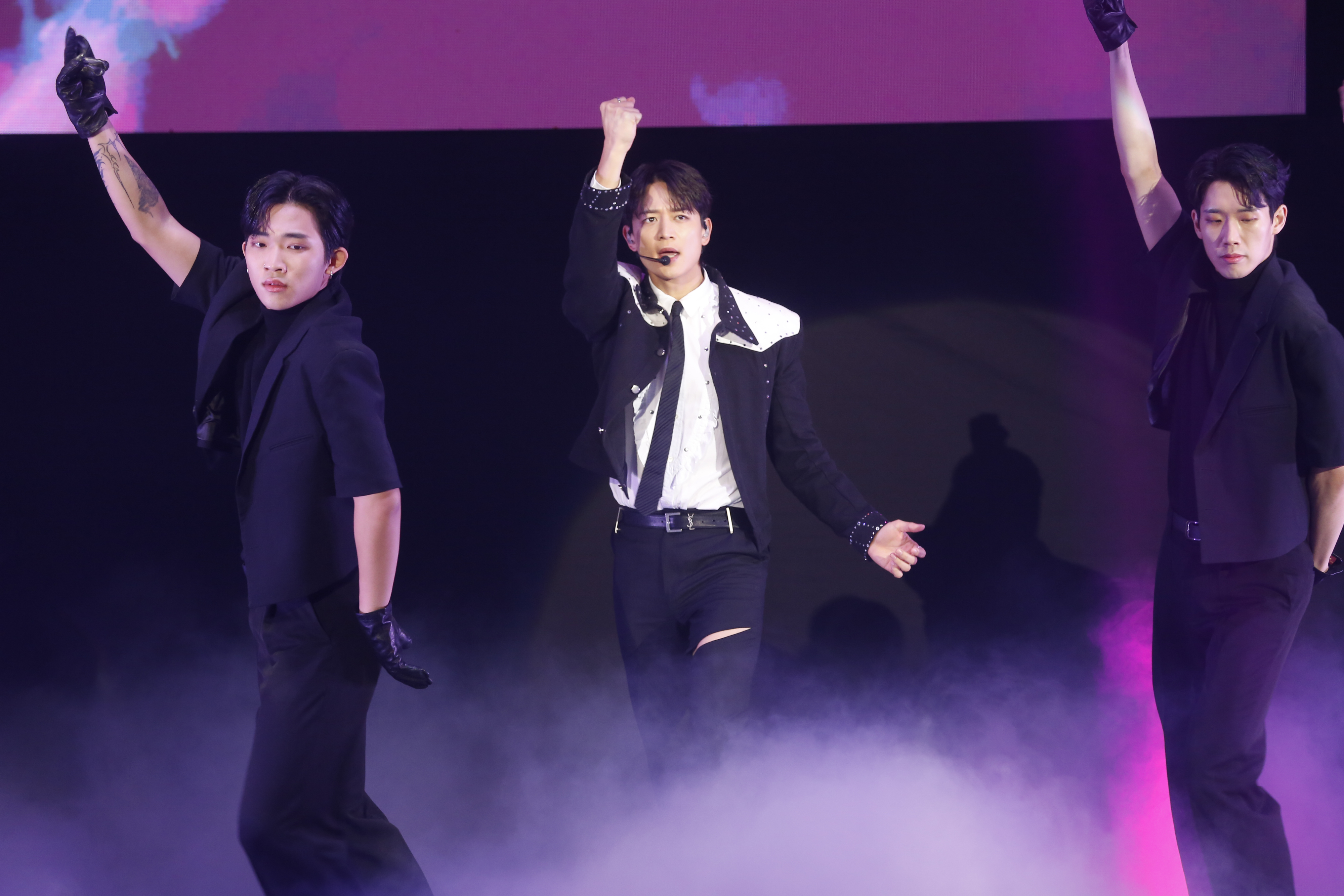 SHINee珉豪帶來韓國舞群一同表演精彩歌舞。