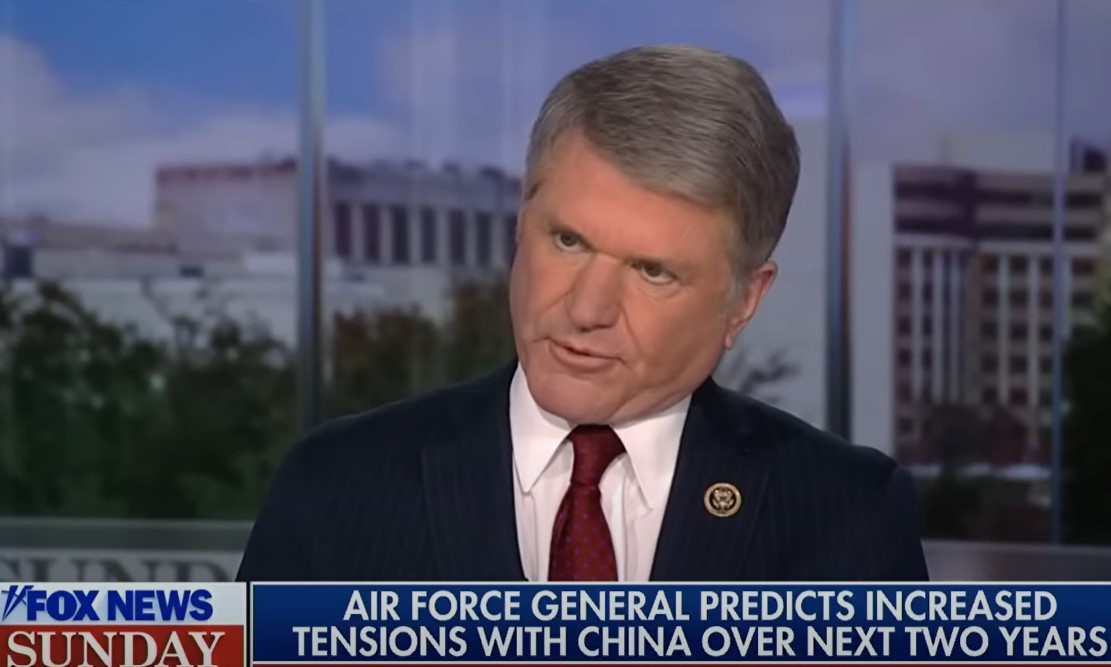 美國國會眾議院外交委員會共和黨籍主席麥考爾上節目針對米尼漢的警告發表看法。（翻攝自Fox News YT頻道）