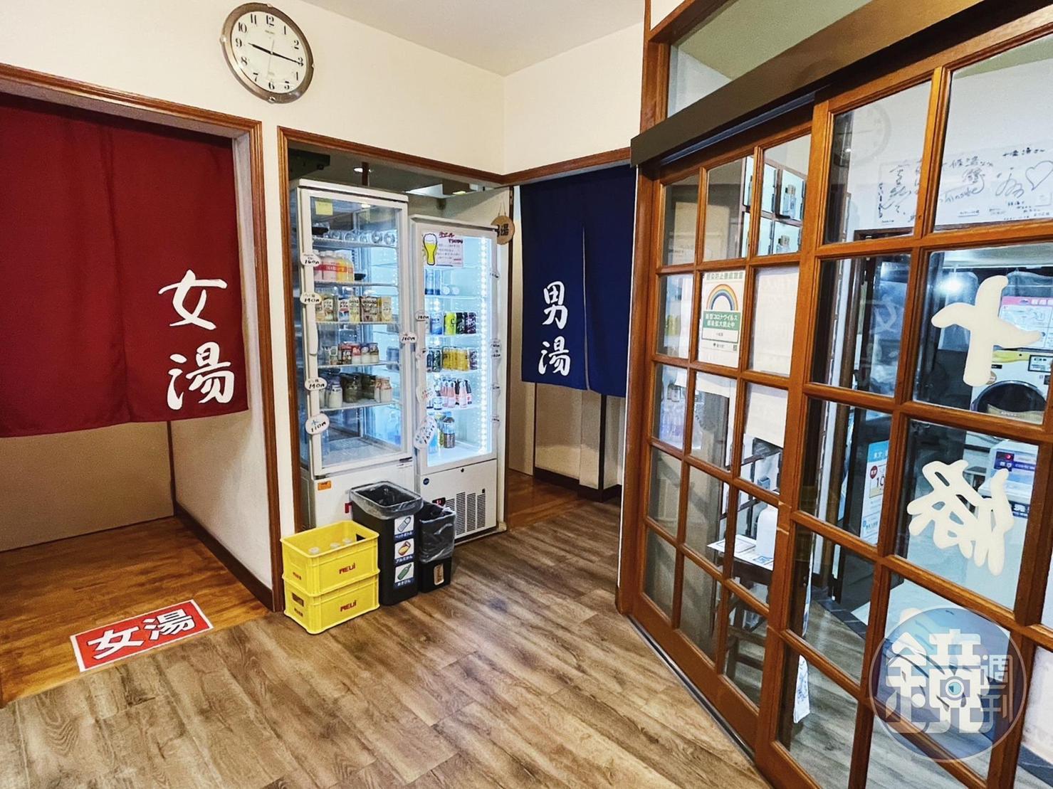 一進門的右手邊，就是男、女湯的入口處。