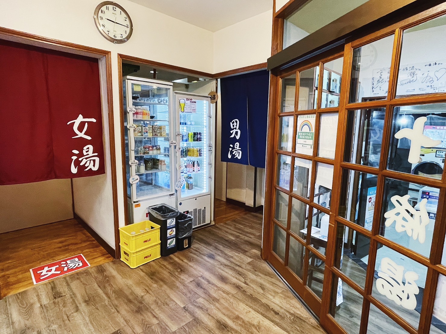 一進門的右手邊，就是男、女湯的入口處。