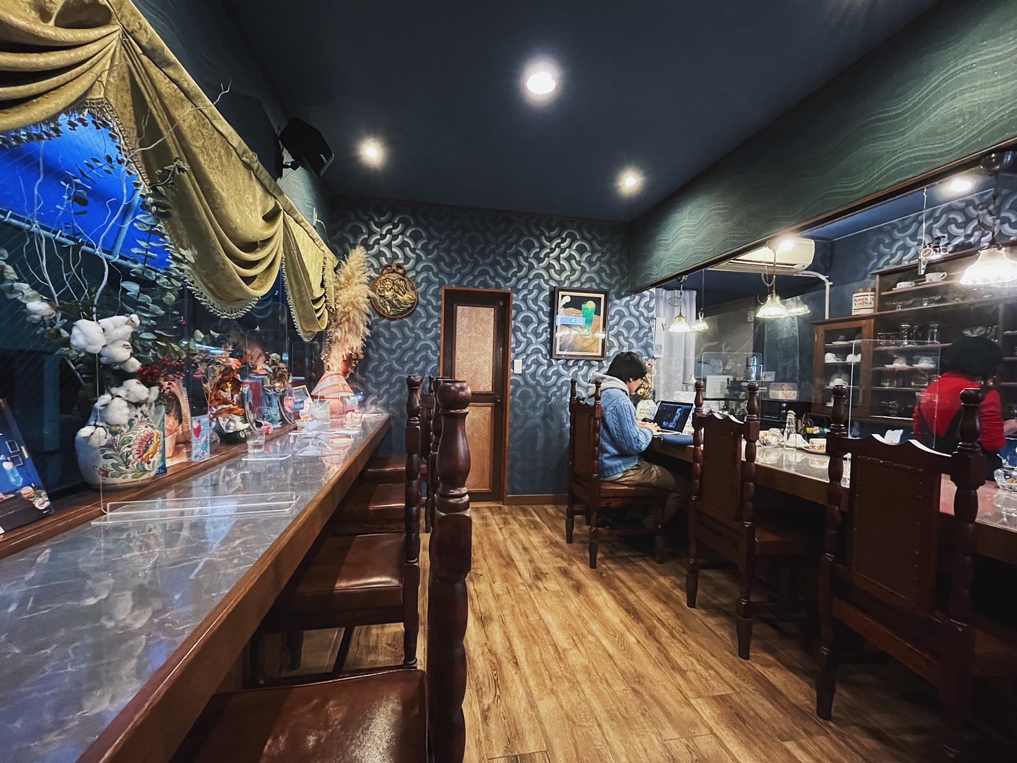 2021年喫茶店經過大翻修，以海洋色調為主題重整成如今的「喫茶深海」。