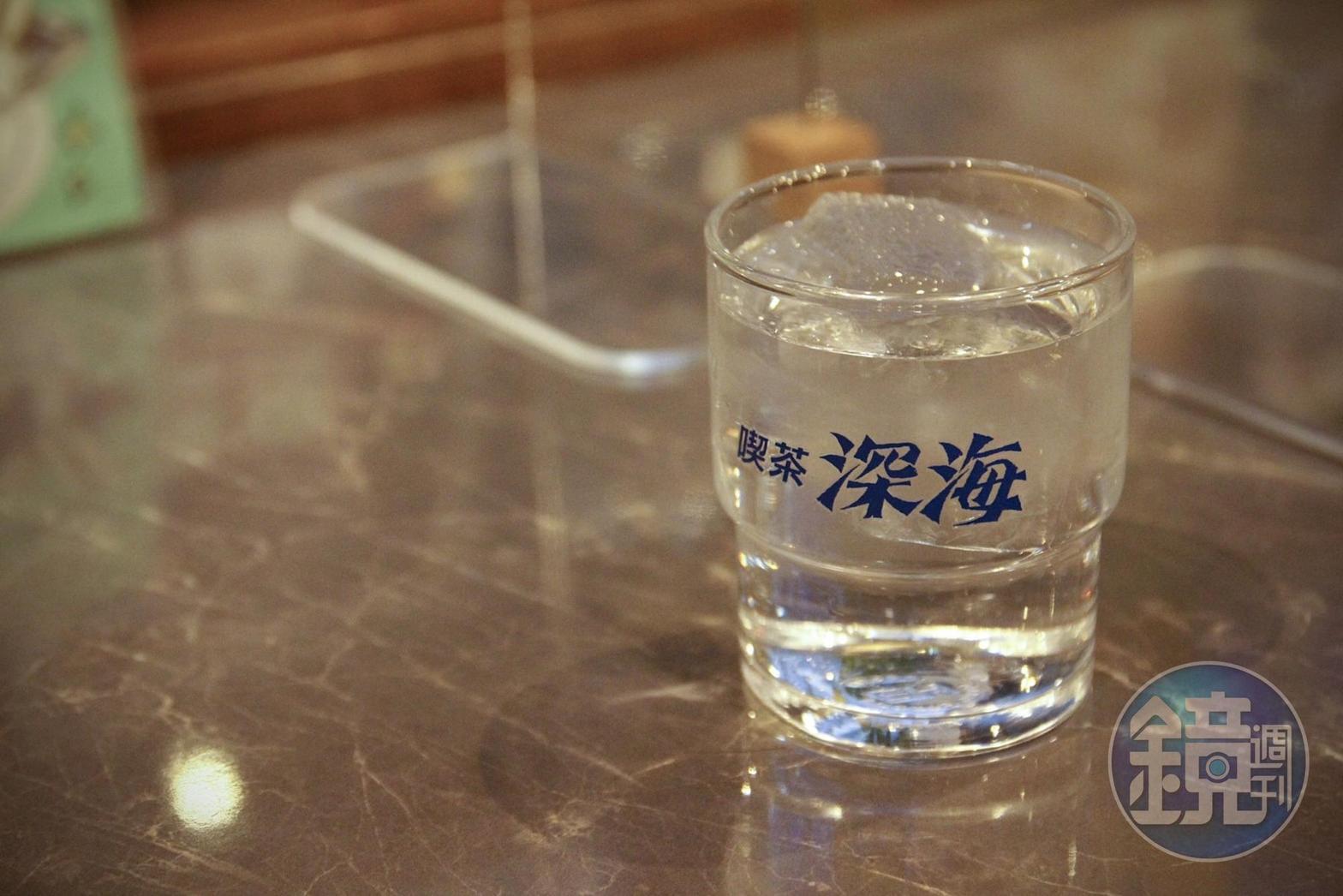 「喫茶深海」的水杯也具有老派的復古感。