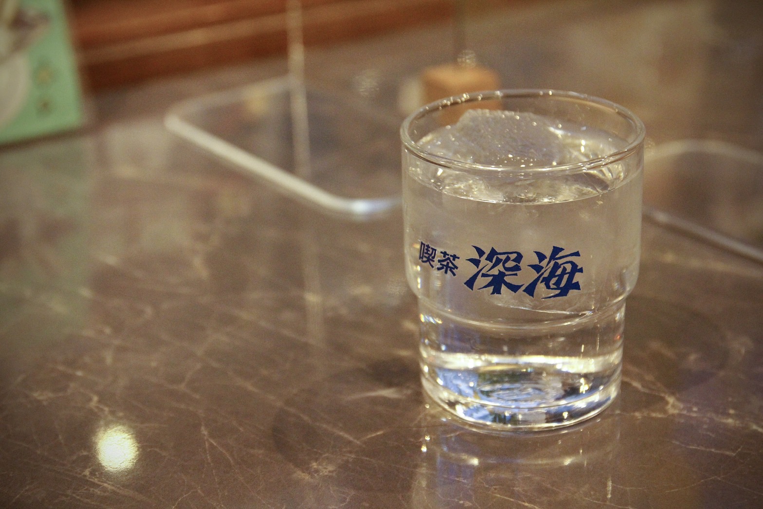 「喫茶深海」的水杯也具有老派的復古感。