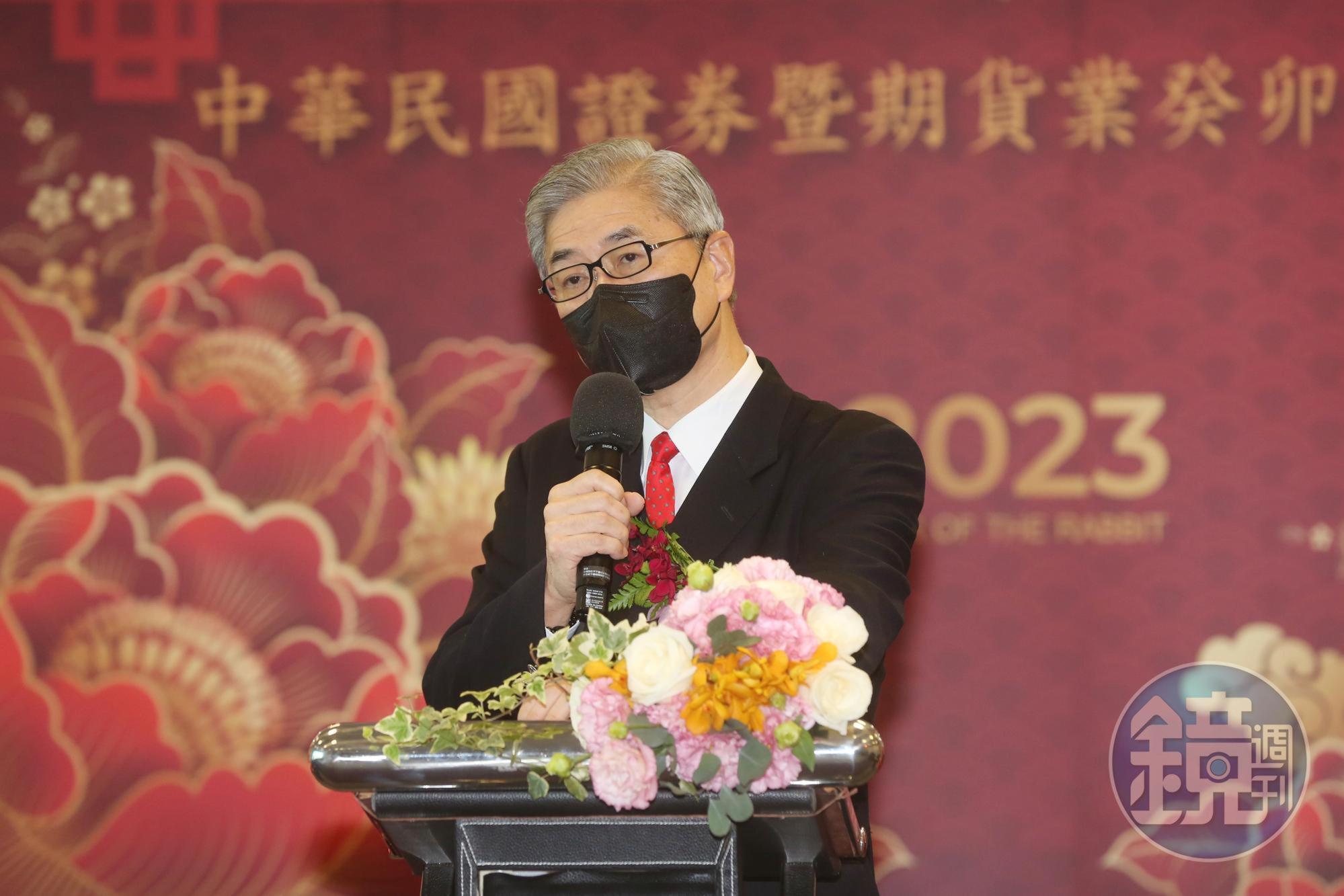 金管會主委黃天牧也為台股送上「鴻兔大展，財源廣進」8個字。