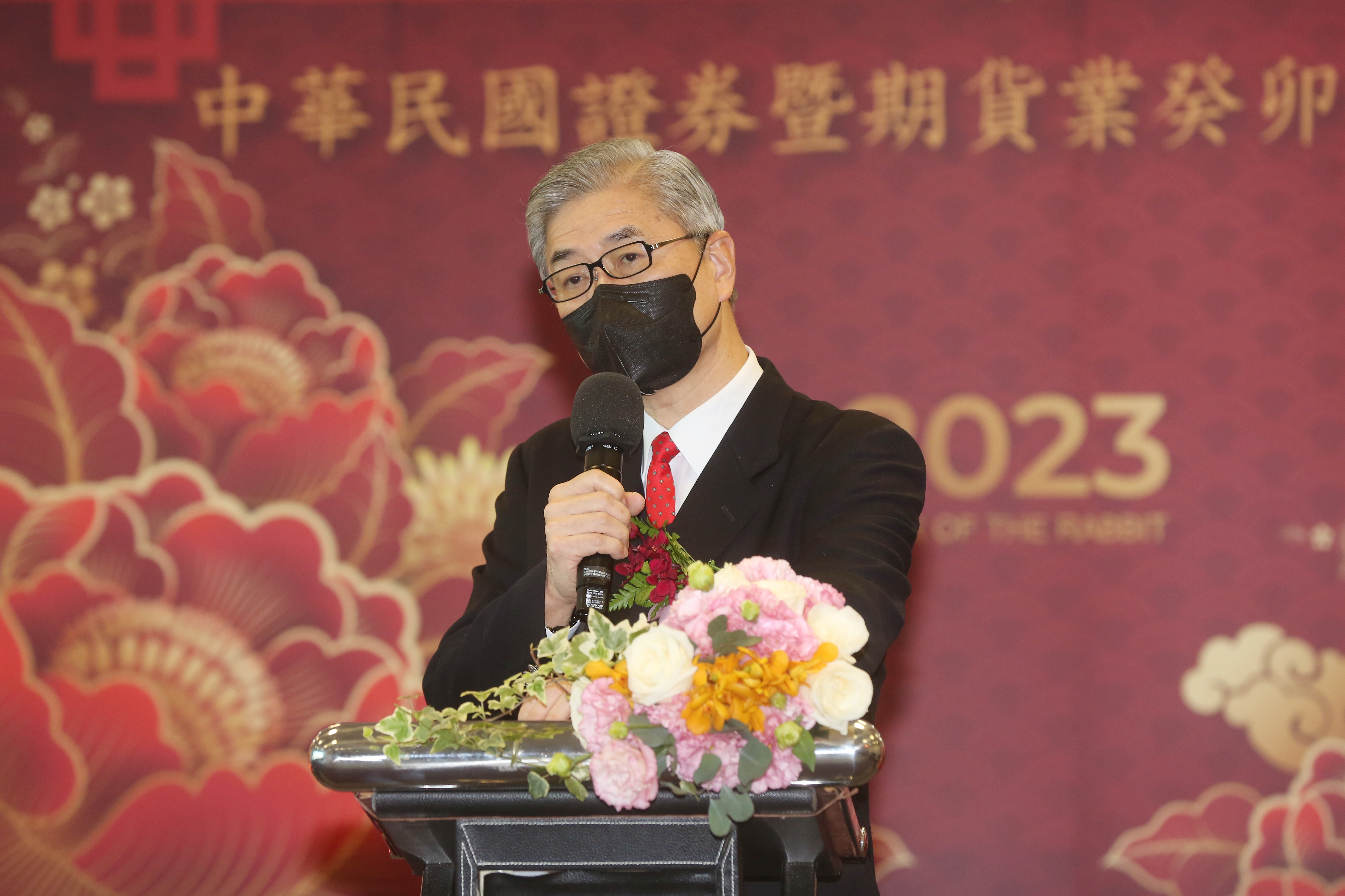 金管會主委黃天牧也為台股送上「鴻兔大展,財源廣進」8個字。