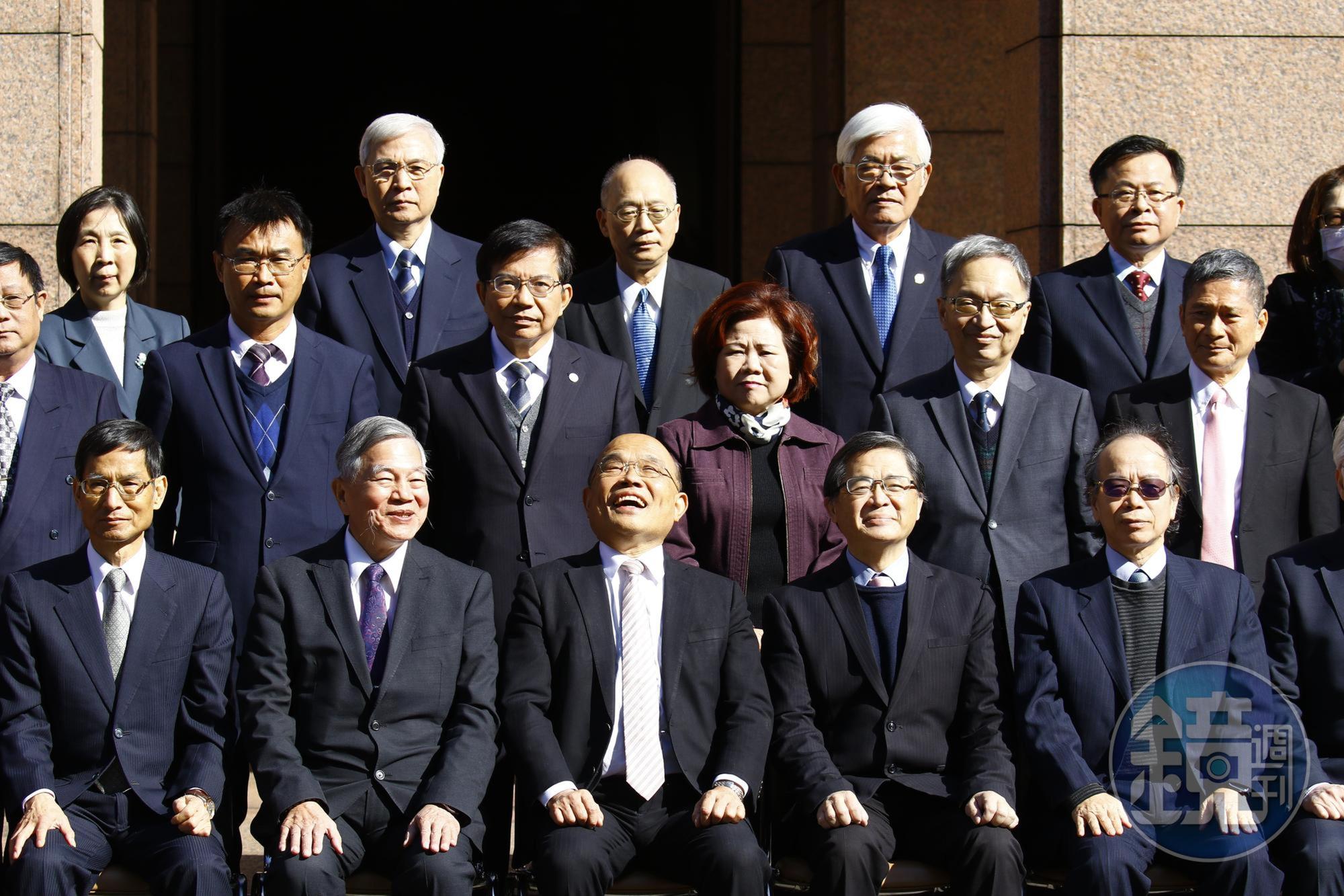 行政院長蘇貞昌（下排中）年前請辭，今最後一次以院長身分現身政院。