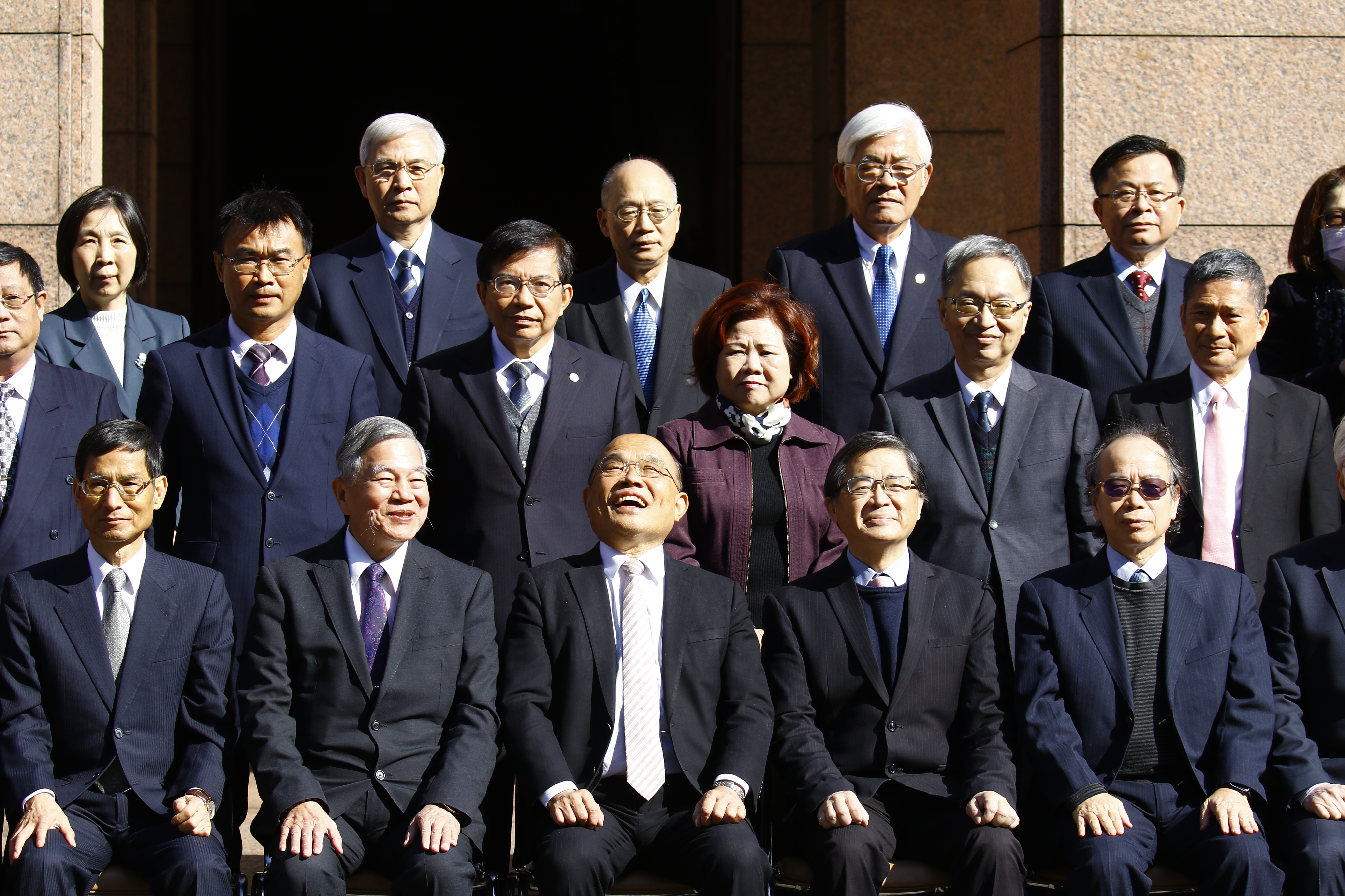 行政院長蘇貞昌（下排中）年前請辭，今最後一次以院長身分現身政院。