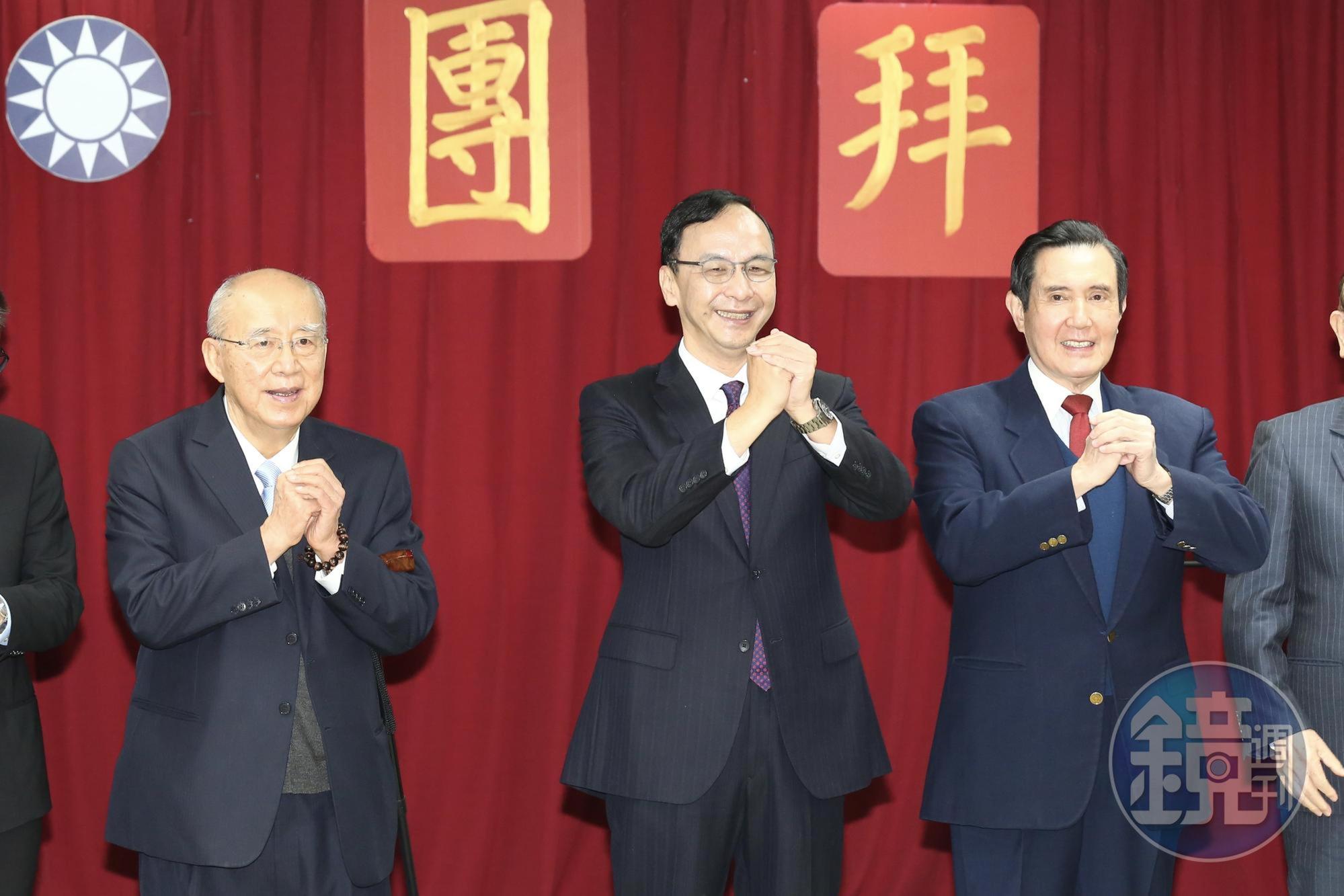 國民黨今進行開工團拜,黨主席朱立倫(中)和前總統馬英九(右)和榮譽主席吳伯雄(左)等人均出席。