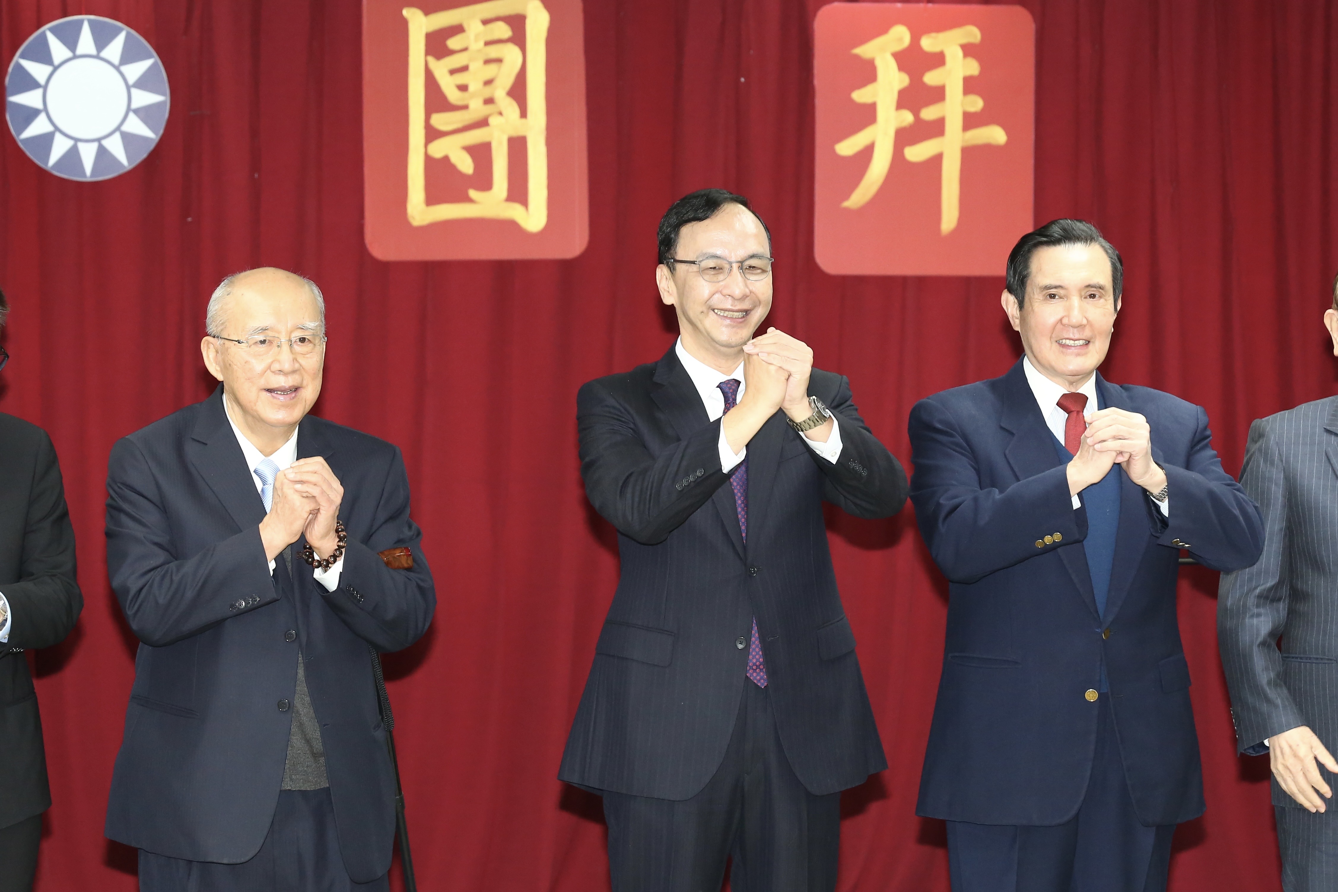 國民黨今進行開工團拜,黨主席朱立倫(中)和前總統馬英九(右)和榮譽主席吳伯雄(左)等人均出席。