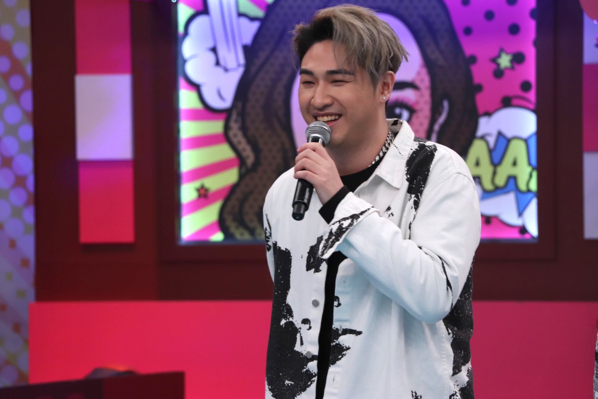 鹿希派錄影分享遲繳學費經驗。（中天提供）