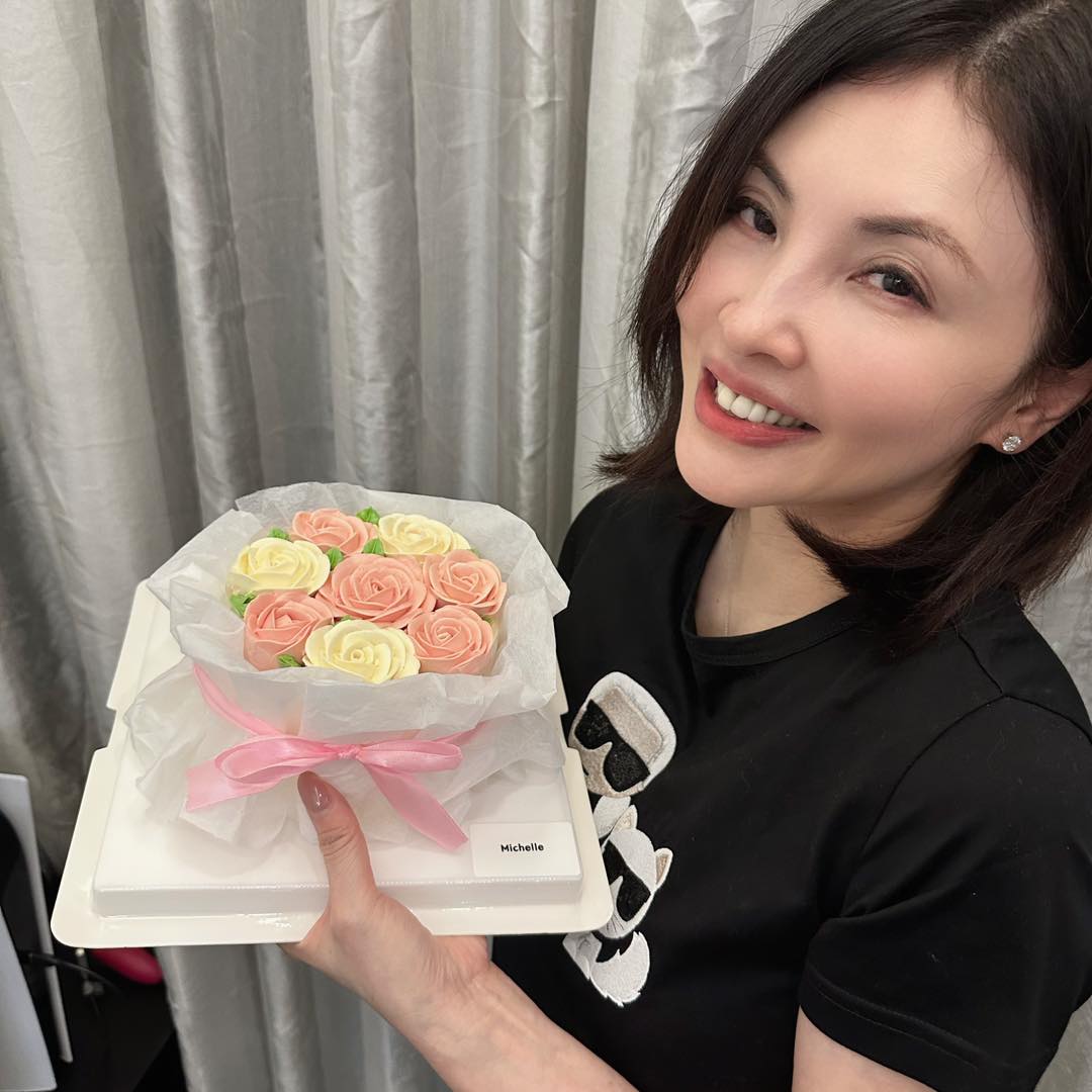 何如芸經紀公司隔海送上花束造型蛋糕。（翻攝自何如芸臉書）