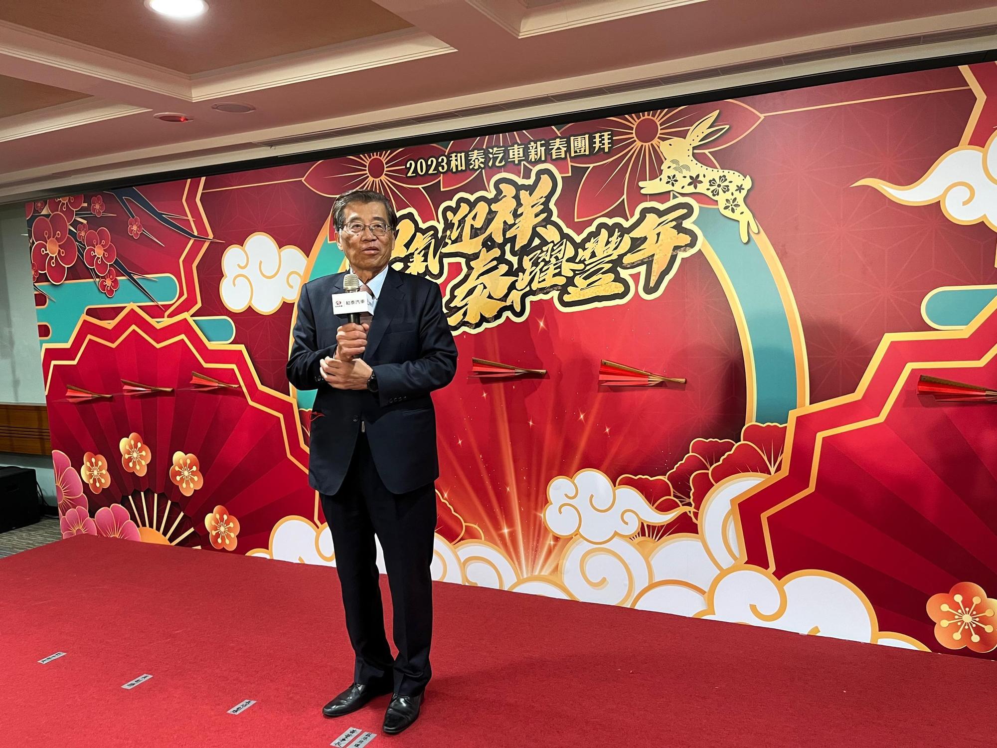 和泰車今舉辦開工團拜,董事長黃南光勉勵同仁,「相信和泰汽車將猶如兔子般敏捷機靈、活力跳躍,跨過挑戰,在2023年積極躍上新高峰」。(和泰車提供)