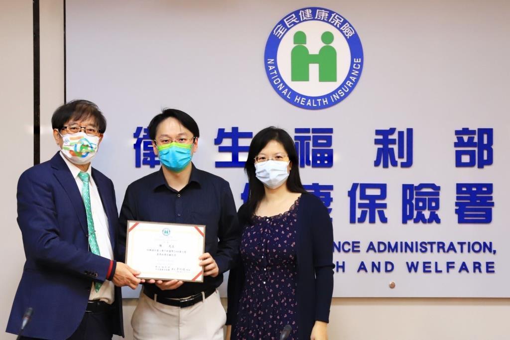善心人士陳先生捐贈2,000萬元給「健保愛心專戶」,健保署長李伯璋(左)頒贈感謝狀給陳先生(中)及其夫人。(健保署提供)