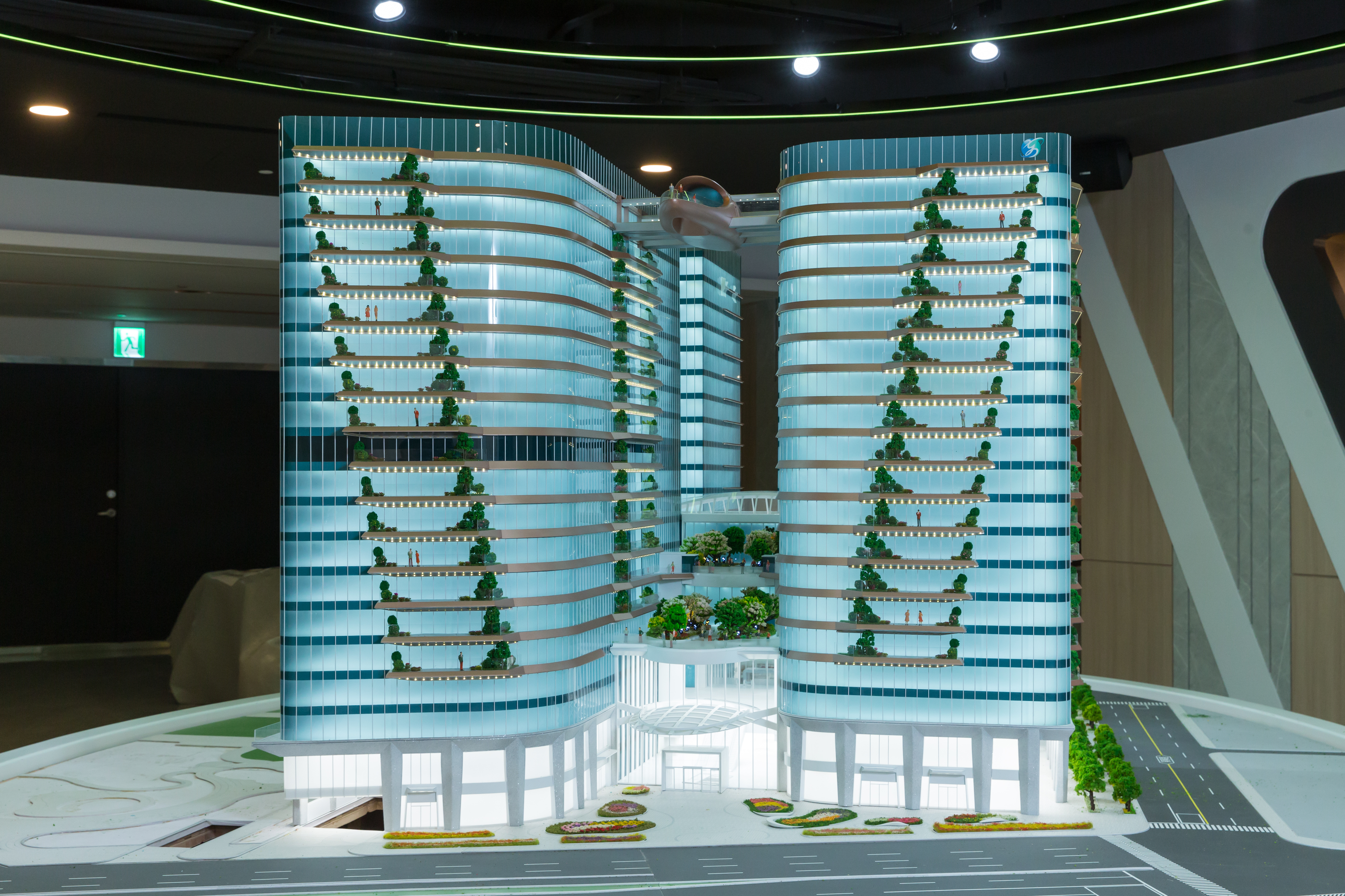 京華廣場自帶空中飛船，外觀深具特色。