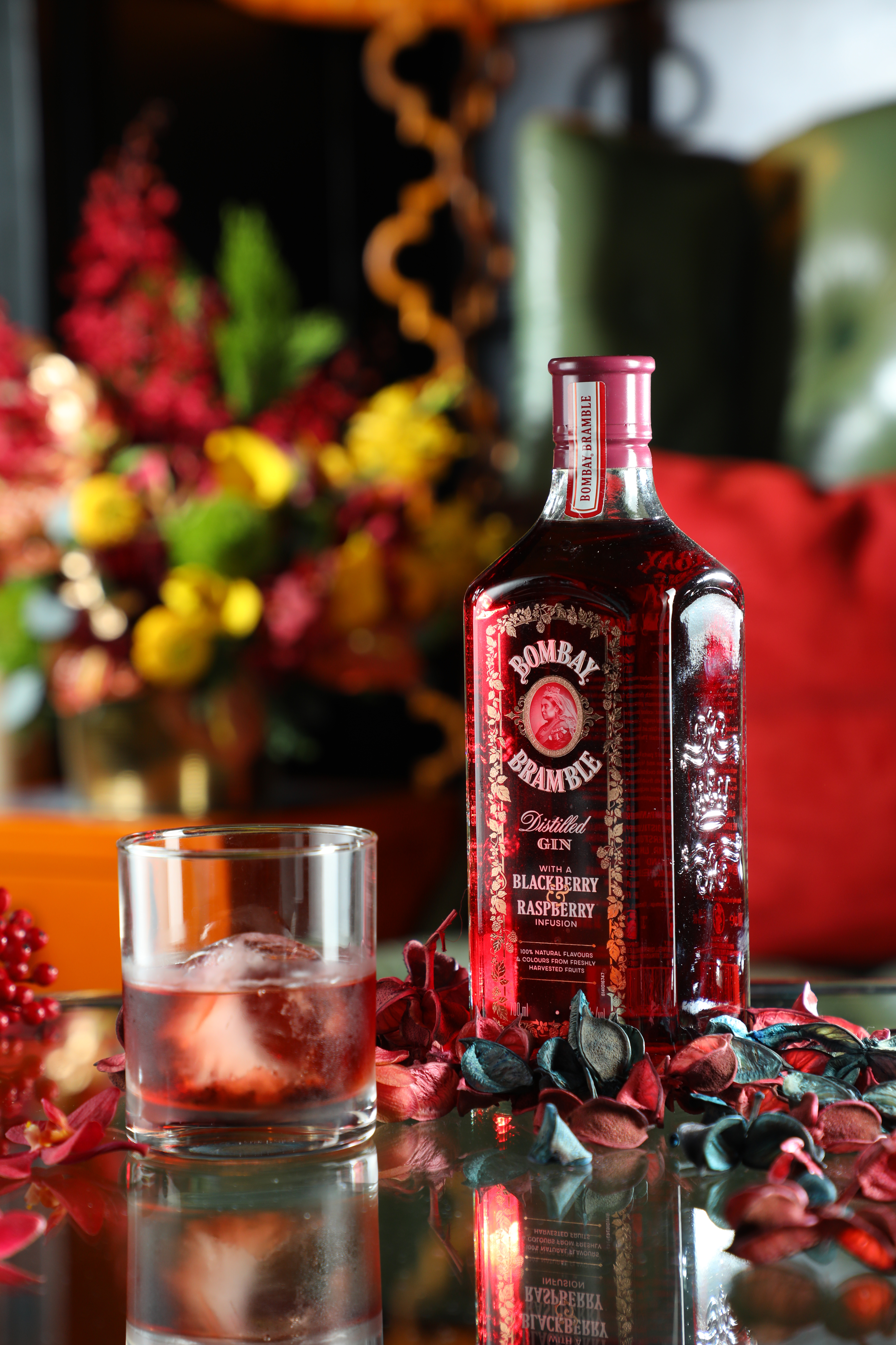 2020年推出的莓果琴酒「Bombay Bramble Gin」，不帶甜味卻有飽滿莓果香，與氣泡水、果汁都非常速配。（990元／瓶）