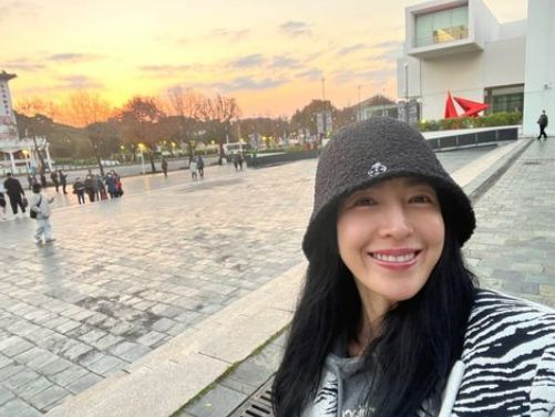 楊謹華在北美館前自拍。（翻攝自楊謹華IG）