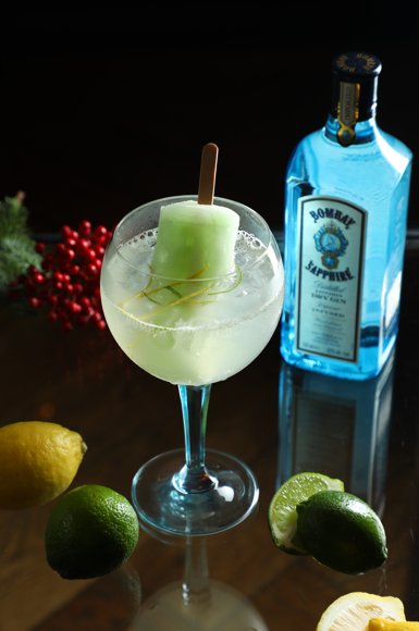 「Bombay Sapphire Gin」與柑橘或水果類元素都能合作愉快，加點檸檬皮、插根情人果冰棒就是很有模有樣的調飲。 