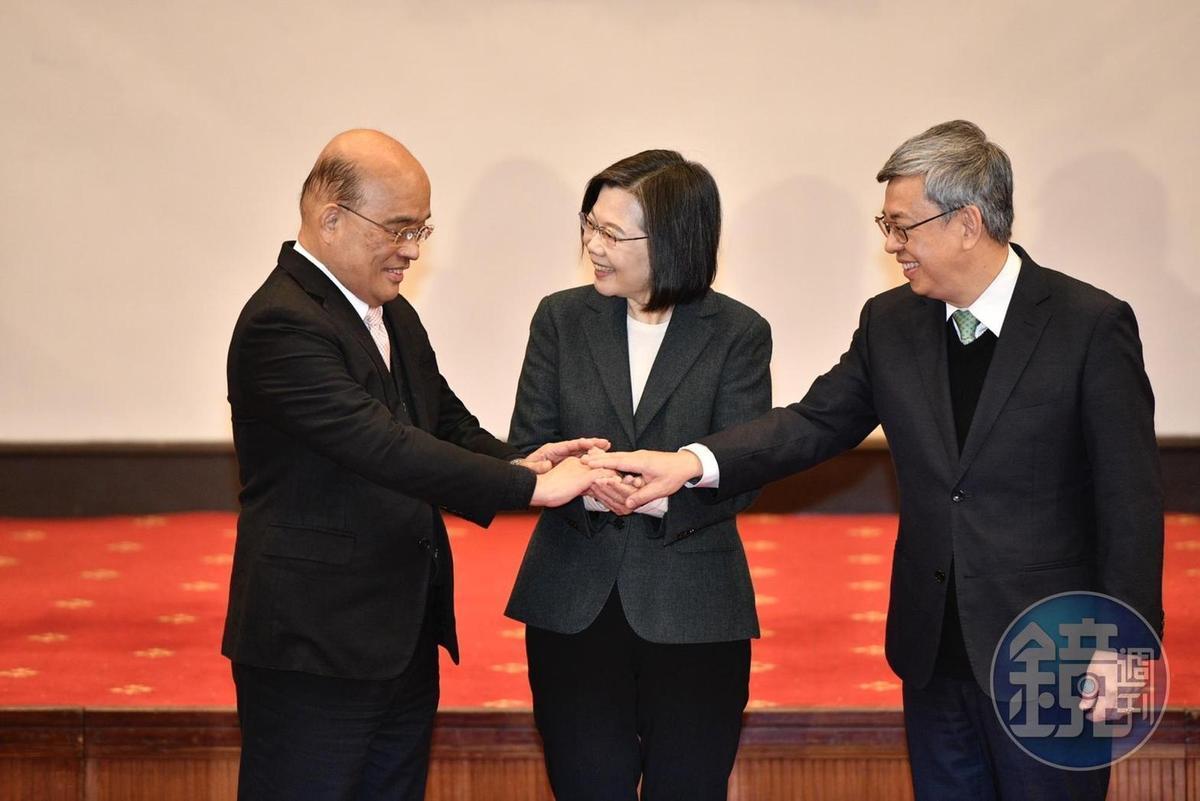 蘇貞昌(左)今總辭,在總統蔡英文(中)、準閣揆陳建仁(右)討論下,新內閣名單出爐。(本刊資料照)